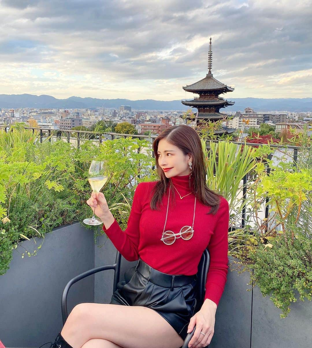 得あゆさんのインスタグラム写真 - (得あゆInstagram)「絶景！360°京都一望🍁✨✨✨ ・ ホテルで大人気のBAR🥂【K36】 京都を360°一望しながら お酒を飲んだり軽食を食べたりできます✨ 宿泊しない方にも大人気で紅葉の時期は 大行列でした🍁❤️ 宿泊者の方は時間を予約できるので スムーズに入れておすすめです❤️ @thehotelseiryukyotokiyomizu @k36bar_kyoto ・ 京都投稿まだまだ続く🍁❤️ ・ ・ ・ ・ ・ ・ ・ ・ ・ ・ ・ ・ ・ #k36#bar#ホテル#ホテル青龍#京都#京都紅葉#京都観光#京都グルメ#京都カフェ#京都旅行#紅葉#紅葉狩り#清水寺#散歩#観光#女子旅#タビジョ#国内旅行#秋コーデ#秋#ニット#コート#gotoキャンペーン#kyoto#kyotojapan#kyototrip#autumnleaves#kyototravel#japantravel#japanesegirl」11月30日 16時28分 - tokuayu819