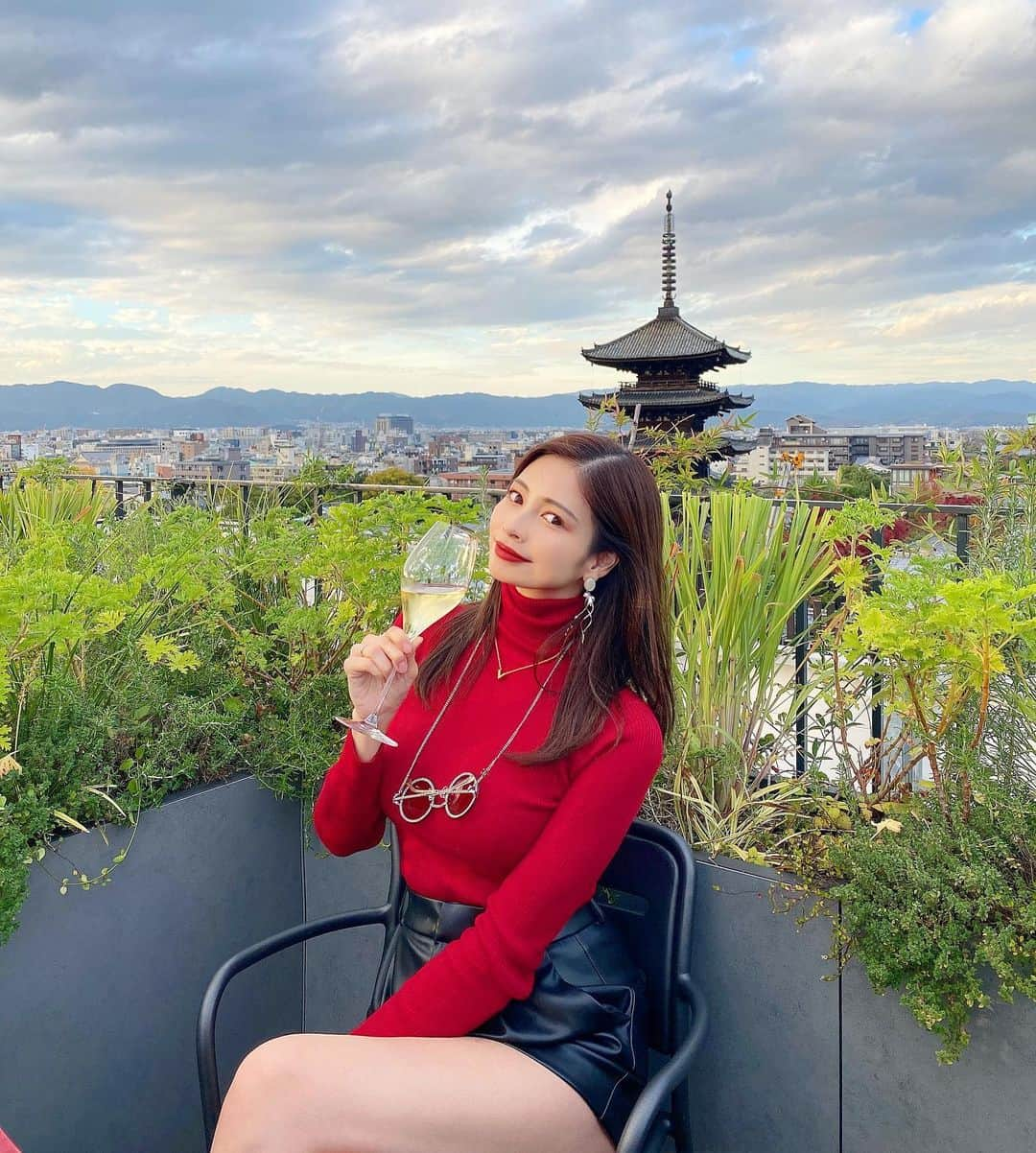 得あゆさんのインスタグラム写真 - (得あゆInstagram)「絶景！360°京都一望🍁✨✨✨ ・ ホテルで大人気のBAR🥂【K36】 京都を360°一望しながら お酒を飲んだり軽食を食べたりできます✨ 宿泊しない方にも大人気で紅葉の時期は 大行列でした🍁❤️ 宿泊者の方は時間を予約できるので スムーズに入れておすすめです❤️ @thehotelseiryukyotokiyomizu @k36bar_kyoto ・ 京都投稿まだまだ続く🍁❤️ ・ ・ ・ ・ ・ ・ ・ ・ ・ ・ ・ ・ ・ #k36#bar#ホテル#ホテル青龍#京都#京都紅葉#京都観光#京都グルメ#京都カフェ#京都旅行#紅葉#紅葉狩り#清水寺#散歩#観光#女子旅#タビジョ#国内旅行#秋コーデ#秋#ニット#コート#gotoキャンペーン#kyoto#kyotojapan#kyototrip#autumnleaves#kyototravel#japantravel#japanesegirl」11月30日 16時28分 - tokuayu819