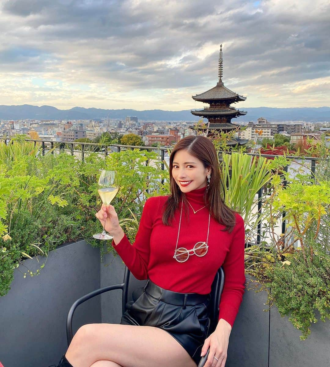 得あゆさんのインスタグラム写真 - (得あゆInstagram)「絶景！360°京都一望🍁✨✨✨ ・ ホテルで大人気のBAR🥂【K36】 京都を360°一望しながら お酒を飲んだり軽食を食べたりできます✨ 宿泊しない方にも大人気で紅葉の時期は 大行列でした🍁❤️ 宿泊者の方は時間を予約できるので スムーズに入れておすすめです❤️ @thehotelseiryukyotokiyomizu @k36bar_kyoto ・ 京都投稿まだまだ続く🍁❤️ ・ ・ ・ ・ ・ ・ ・ ・ ・ ・ ・ ・ ・ #k36#bar#ホテル#ホテル青龍#京都#京都紅葉#京都観光#京都グルメ#京都カフェ#京都旅行#紅葉#紅葉狩り#清水寺#散歩#観光#女子旅#タビジョ#国内旅行#秋コーデ#秋#ニット#コート#gotoキャンペーン#kyoto#kyotojapan#kyototrip#autumnleaves#kyototravel#japantravel#japanesegirl」11月30日 16時28分 - tokuayu819