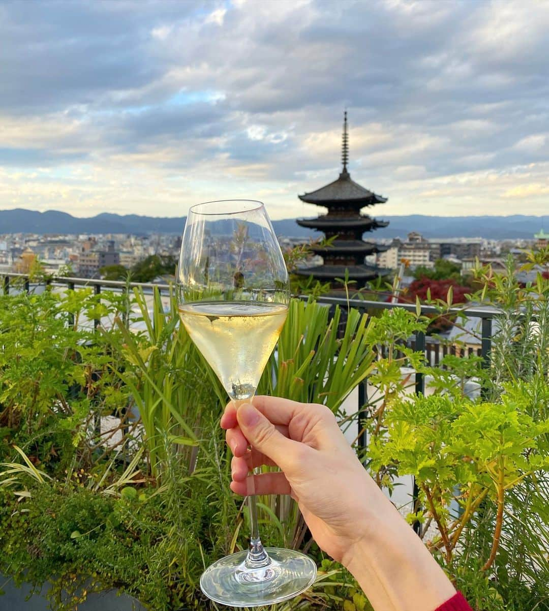 得あゆさんのインスタグラム写真 - (得あゆInstagram)「絶景！360°京都一望🍁✨✨✨ ・ ホテルで大人気のBAR🥂【K36】 京都を360°一望しながら お酒を飲んだり軽食を食べたりできます✨ 宿泊しない方にも大人気で紅葉の時期は 大行列でした🍁❤️ 宿泊者の方は時間を予約できるので スムーズに入れておすすめです❤️ @thehotelseiryukyotokiyomizu @k36bar_kyoto ・ 京都投稿まだまだ続く🍁❤️ ・ ・ ・ ・ ・ ・ ・ ・ ・ ・ ・ ・ ・ #k36#bar#ホテル#ホテル青龍#京都#京都紅葉#京都観光#京都グルメ#京都カフェ#京都旅行#紅葉#紅葉狩り#清水寺#散歩#観光#女子旅#タビジョ#国内旅行#秋コーデ#秋#ニット#コート#gotoキャンペーン#kyoto#kyotojapan#kyototrip#autumnleaves#kyototravel#japantravel#japanesegirl」11月30日 16時28分 - tokuayu819