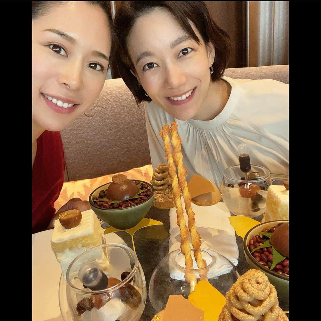 中川真依のインスタグラム：「. 大好きな友人 @maricco519 との大切な時間☺️🌹💕 いつもありがと💛💛💛 #アフタヌーンティー #フォーシーズンズホテル  #たまにはいいよね  #楽しくて幸せな時間  #時差投稿」