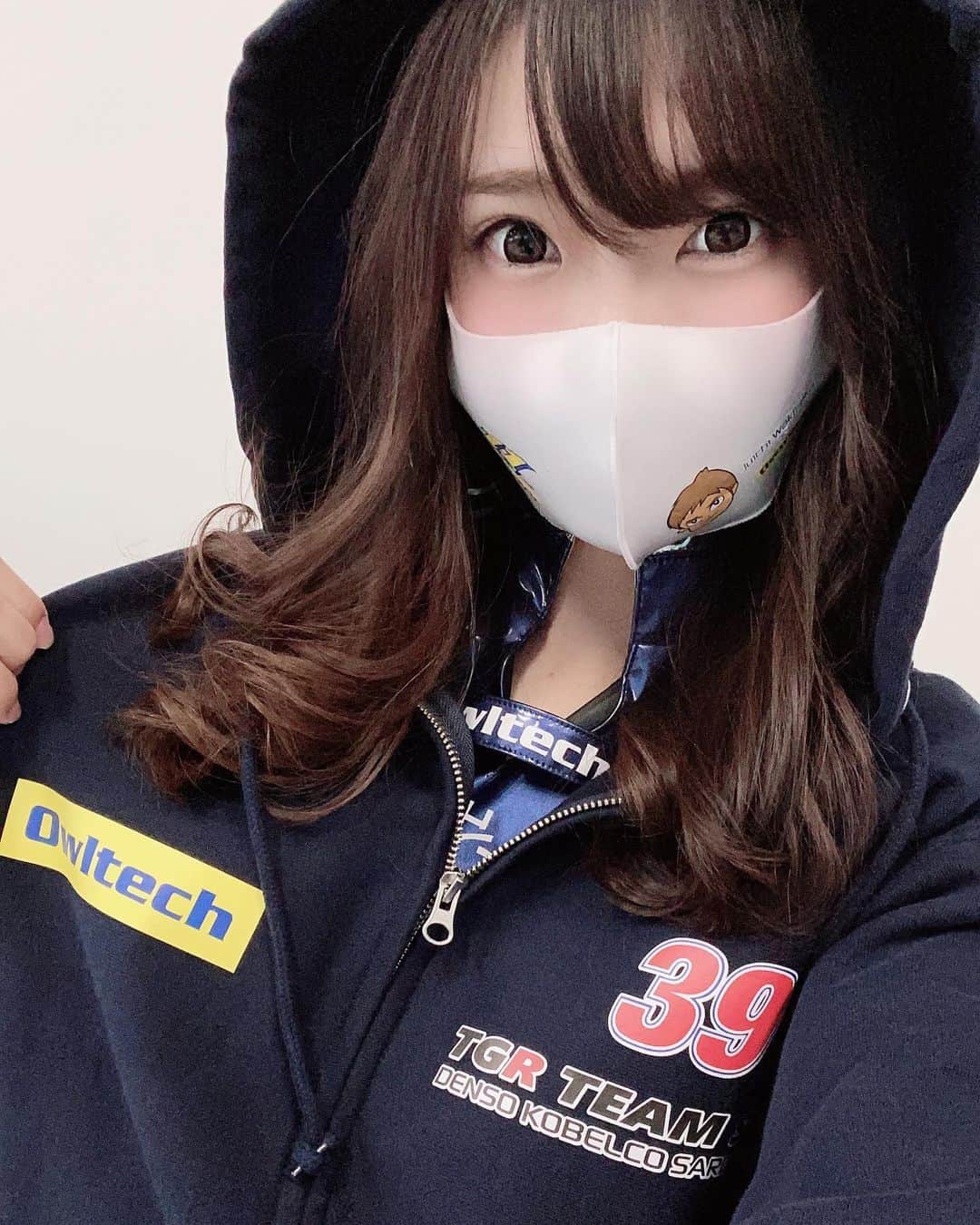 武田美憂のインスタグラム：「. Owltechオリジナルパーカー💙💛 かわいすぎてずっと着てた🥰 生地も色もサイズもフードも完璧に好み。 パーカー着るのも好きだし、 パーカー男子も好き♥︎♥︎♥︎ . #まだ世界に2着らしい #みゆまゆの特権 #ネイビー #supergt #sgt #tgr #supra #toyota #race #スーパーgt #owltech #オウルテック レースクイーン #tgrteamsard #39」