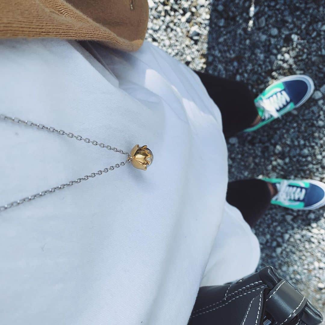 ジュジュさんのインスタグラム写真 - (ジュジュInstagram)「こんなcasualにもペンダントが 意外に可愛い♫ . hoop pierce と合わせてみても いい感じだったわー😤 . . necklace order 12-2(wed)まで✔︎ .  #AkariH#accessory#costumeaccessory#fashion#アクセサリー#アクセ#大振りアクセサリー#jewelry#ジュエリー#pierce#earring#ring#bracelet akarih#akarihchic#アカリ#アカリチック#Akarih#アカリ #2020AW#AWcollection#www.akari-h.jp#hrkフク」11月30日 16時20分 - hiraka