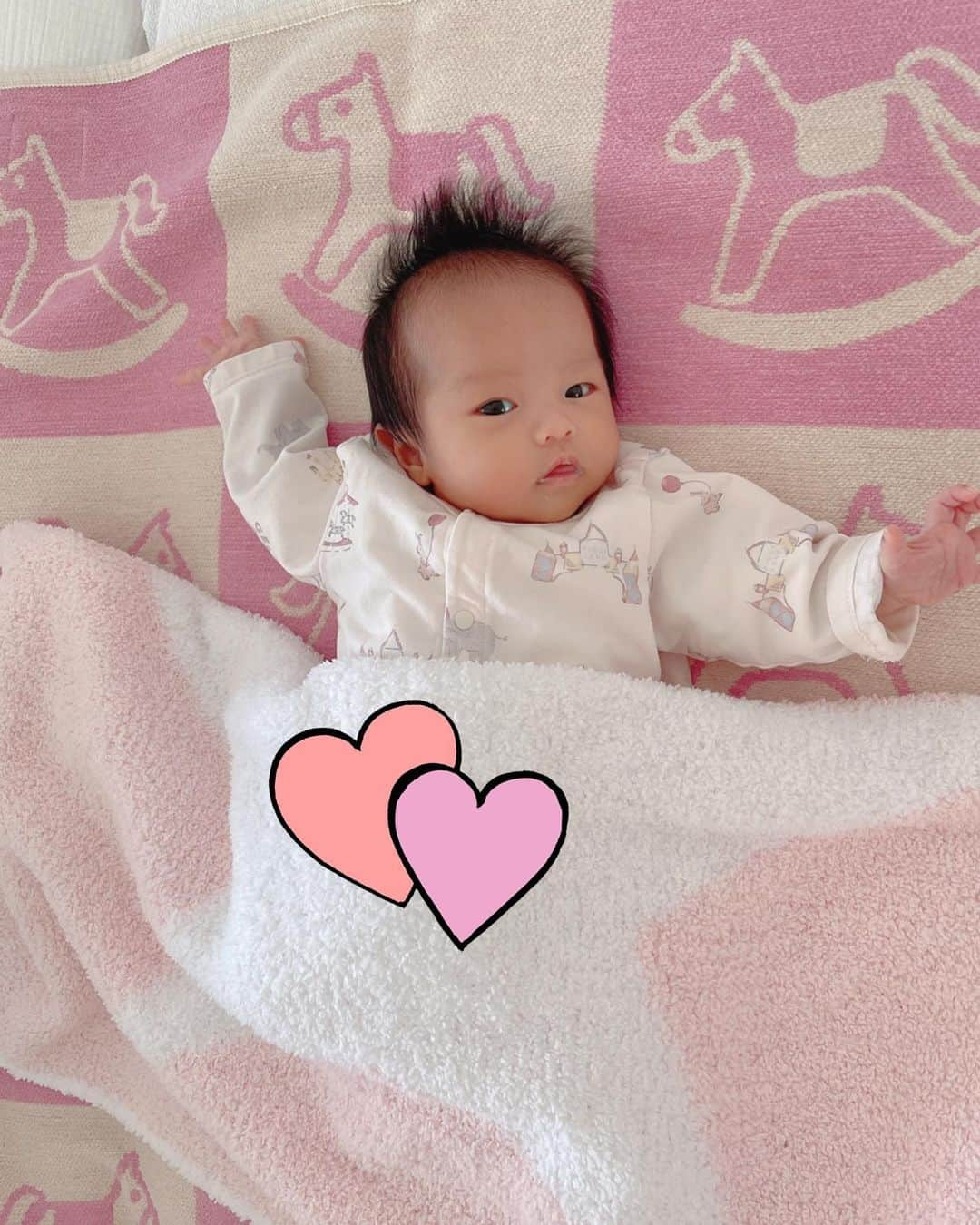 福王寺彩野さんのインスタグラム写真 - (福王寺彩野Instagram)「適当に撮った写真だけど👶🏻（口の周りミルクついてるし🍼）今日で生後4週間❣️ 早い〜あと2日で1ヶ月。新生児終わっちゃう😭 #新生児 #生後4週間 #娘 #ちびの #女の子ベビー #赤ちゃん #0歳児 #赤ちゃんのいる生活 #mydaughter #babygirl #love」11月30日 16時26分 - ayano_fukuoji