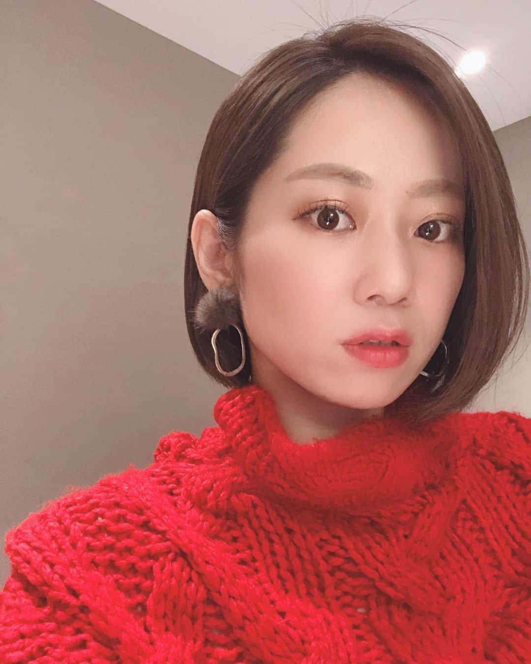 那須久美子のインスタグラム：「私、髪切りました✂️  もう結べない。。。いや、結ばない！と誓ってバッサリと✂️  ここ最近では1番短いかなー✨  一足先に年末切り納め✨  冬はボリュームのある服が多くなるので、バランスを上に持っていくにも、短めスタイルはとってもオススメです✨  12月は例年通りだと混み合うことが予想されます💦  当店では、今年は混雑緩和のため、初の12月31日まで営業することにしました❗️❗️❗️  私も12月31日まで働いてますよーー❗️  31日は10時〜18時までの営業となります✨  私の12月の休みは、  1.3.8.10.15.16.22.24.29  です🎌  それ以外は、  平日11時〜20時(金曜は21時まで) 土日祝10時〜18時半  までフル出勤していますので、ご予約お待ちしてますね💕  あと1ヶ月‼️  もう年末だなんてそんな気がしなーーい🤣💦  #ショートボブ　#ボブスタイル　#前髪なしボブ　#顎ラインボブ　#年納めカット　#michionozawahairsalonginza  #銀座美容室　#銀座一丁目」