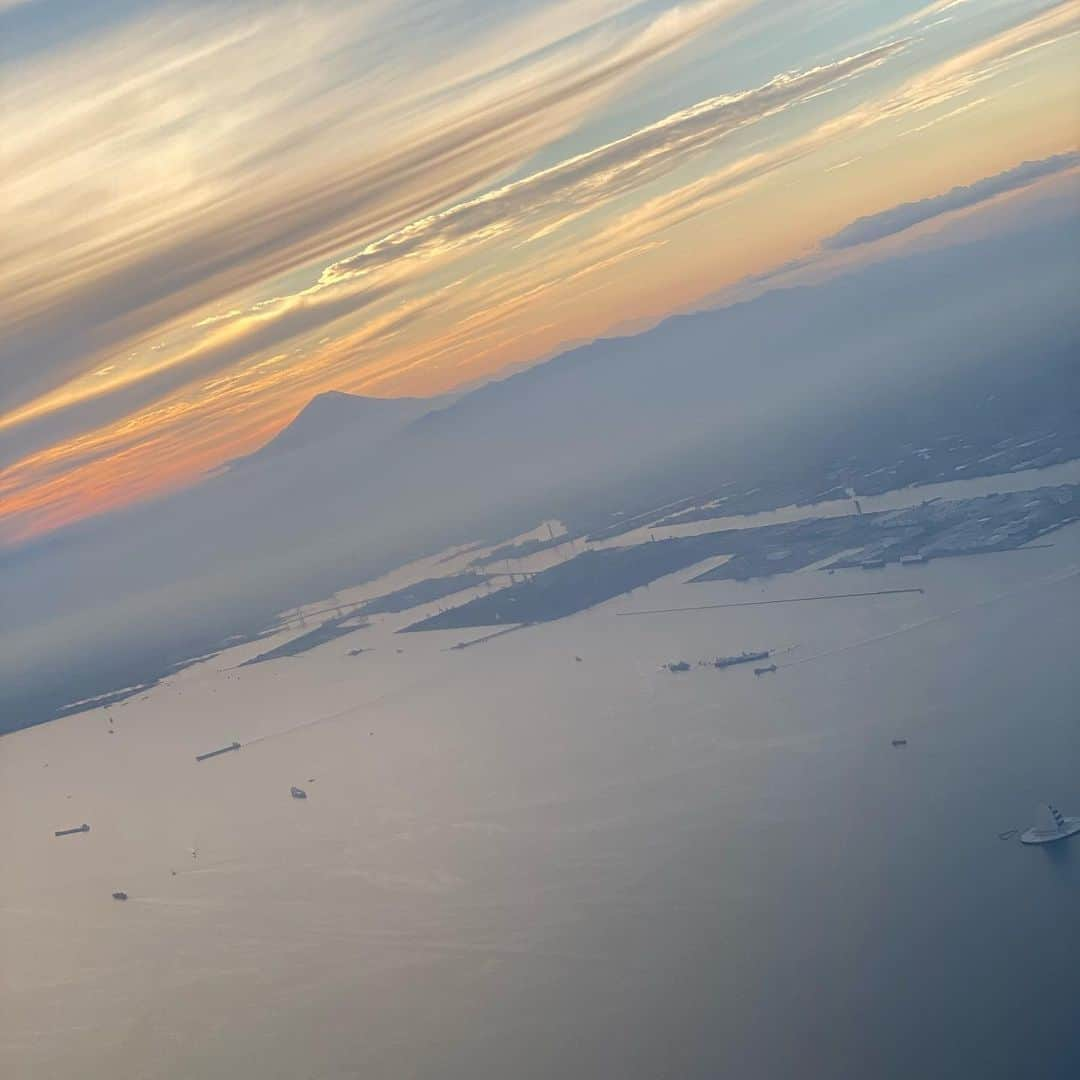 伊達公子さんのインスタグラム写真 - (伊達公子Instagram)「久々の飛行機✈️ 今日から愛媛で1週間 ジュニアの国際大会を開設し、いよいよスタート！ ＃伊達公子 ＃kimikodate  #テニス  #テニスプレイヤー #tennis  #tennisplayer #ゼネラルプロデューサー #itfジュニア国際大会 #itfjuniortennistournamnet #愛媛 #松山市 #リポビタン国際ジュニア #大正製薬 #リポビタン #ヨネックス #yonexproject #yonex #yonexjapan #kimikodateyonexproject」11月30日 16時30分 - kimiko.date