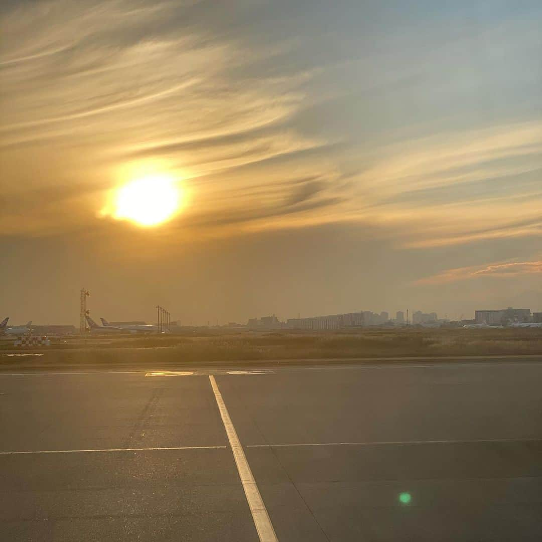 伊達公子さんのインスタグラム写真 - (伊達公子Instagram)「久々の飛行機✈️ 今日から愛媛で1週間 ジュニアの国際大会を開設し、いよいよスタート！ ＃伊達公子 ＃kimikodate  #テニス  #テニスプレイヤー #tennis  #tennisplayer #ゼネラルプロデューサー #itfジュニア国際大会 #itfjuniortennistournamnet #愛媛 #松山市 #リポビタン国際ジュニア #大正製薬 #リポビタン #ヨネックス #yonexproject #yonex #yonexjapan #kimikodateyonexproject」11月30日 16時30分 - kimiko.date