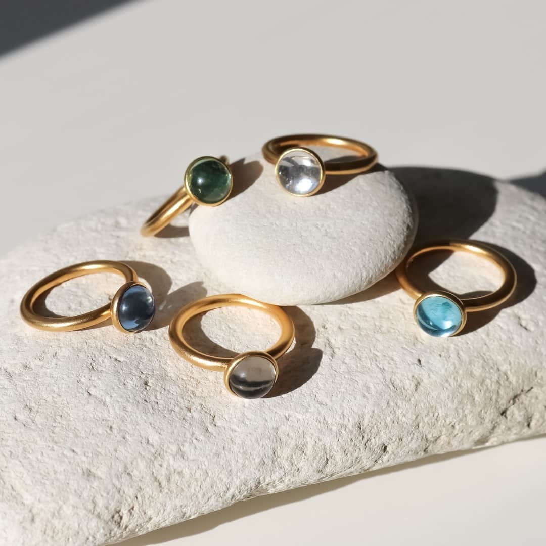 ジュリーサンドラゥさんのインスタグラム写真 - (ジュリーサンドラゥInstagram)「The power of Primini 🌈⠀⠀⠀⠀⠀⠀⠀⠀⠀ ⠀⠀⠀⠀⠀⠀⠀⠀⠀ ⠀⠀⠀⠀⠀⠀⠀⠀⠀ #juliesandlau #juliesandlaujewelry #jewelry #primini #rings #gold #colors #inspiration #styling」11月30日 16時30分 - juliesandlau