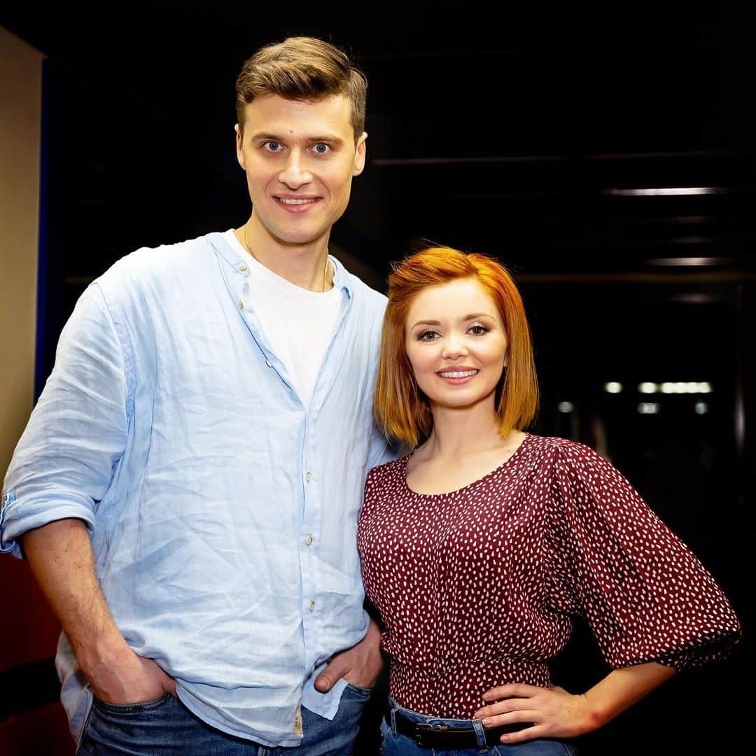 のインスタグラム：「Это был невероятный номер!🤗 ⠀ Огромное спасибо @averbukhofficial и @maslennikova9254 за создания этой программы, хотя это уже не спортивная программа в нашем обычном представлении, это действительно маленький спектакль!😊 ⠀ И ,конечно, огромное спасибо зрителям! Столько приятных слов, столько комментариев! Все наши творческие и спортивные муки с лихвой окупаются вашими теплыми словами! ☺️ ⠀ Спасибо, вы лучше всех!💛 ⠀  Photo by @antonina_kirnos  ⠀ #ледниковыйпериод #фигурноекатание #первыйканал #кузьминаэнберт #тынецелуй #полинагагарина」
