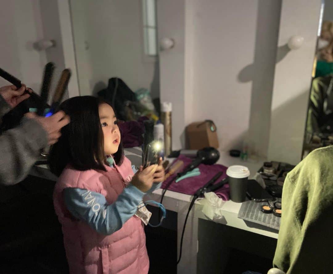 イ・ユンジのインスタグラム：「오늘은 대기실 같이쓰는날. 자꾸만 두꺼비집이내려가애를먹고있는데.. 너란아이. #라니지요」