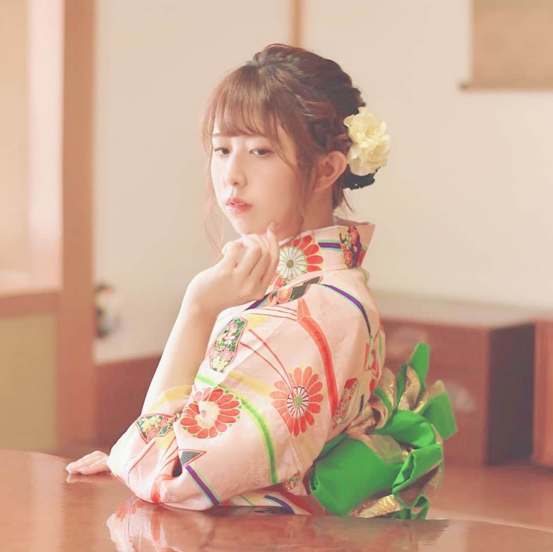 井上麗夢のインスタグラム：「【 #浅草百美人2020 】﻿ ﻿ 🚩エントリー中！﻿ Twitterにてエントリーしていたので﻿ インスタにも！と思ったのですが﻿ 和服の写真がありすぎて！🥺﻿ どれにしようかなぁ…﻿ ﻿ この時のお着物は、自分で買ったお着物で﻿ へったくそながらに自分で着付け。﻿ 写真で見るとまだまだで恥ずかしい…﻿ もちろん髪の毛のセットもいつも自分です！﻿ ﻿ やはり和服のヘアアレンジが﻿ 実は私は一番楽しい…！あとはドレスも🧐﻿ ﻿ ﻿ この緑の帯を一人でつくるのが﻿ 本当に大変だったけどとっても可愛くできた！﻿ ﻿ ﻿ ﻿ 自称和服女優！としてやってる私なので﻿ @agene_2050 さんの﻿ 「浅草百美人2020」という企画を知った時﻿ これは！！！と思ってエントリー。﻿ 残りの3日くらいだったんですけどね笑﻿ ﻿ ﻿ ﻿ 浅草は大好きだし、和服は大好きだし。﻿ どうにかそのお仕事ができたらいいなぁ。﻿ そして開運セブン(ファイナリスト7名)まで残れたらいいなぁ…。﻿ 浅草と和服と日本酒をたくさん宣伝したい(日本酒は私の趣味)笑笑﻿ ﻿ ﻿ ﻿ ﻿ 残り数時間。﻿ 和服をインスタあげるよー🤭🌸﻿ ﻿ #浅草百美人2020 ◀︎タグ﻿ @ageme_2050 ◀︎アカウント﻿ ﻿ #和服 #浅草﻿ #着物 #浴衣﻿ #着物ヘアアレンジ﻿ #浴衣ヘアアレンジ﻿ #着付け #浅草デート﻿ #和服モデル #日本酒﻿ #浅草観光 #浅草撮影﻿ #着物コーディネート﻿ #着物女子﻿」