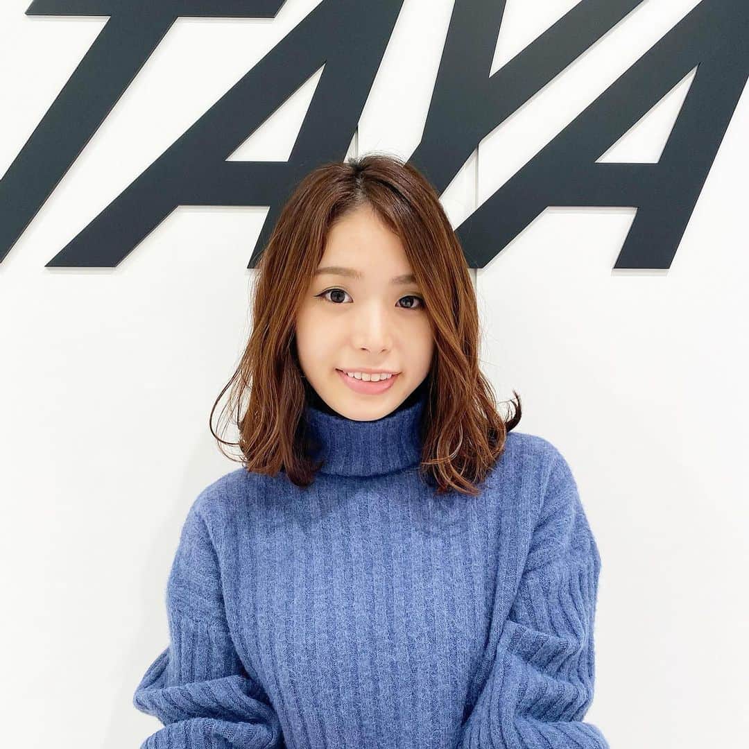 片桐優妃のインスタグラム：「#池袋 の#ヘアサロンTAYA で#秋冬限定 の#コーティング という施術をしていただきました#💇‍♀️ . 最近#乾燥 や#ニット の#静電気 で夏より髪が痛んでて気になってたんだけど、そういう人にピッタリなのがこのコーティングって施術✨✨ 髪がかるーく艶やかになってニット着ててもパサつかない😍待ち時間もほとんどなく短時間でできるしめちゃめちゃよかったです💗 . #鈴木麻衣子 @maiko_umezu さんありがとうございました😊 . #TAYA池袋 #TAYAのサロン体験 #TAYAの秋冬限定コーティング #TAYAルミネ池袋店」