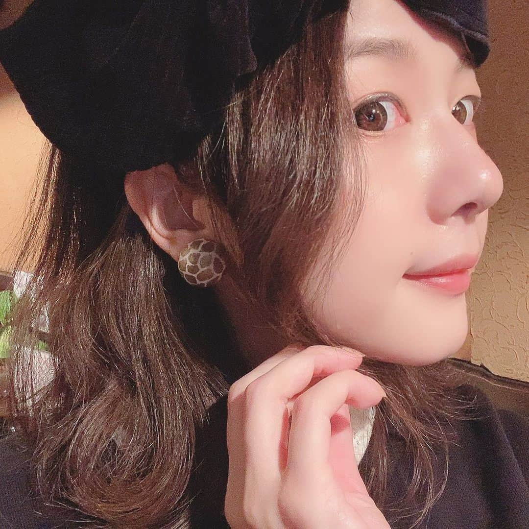 綾野アリスのインスタグラム：「＊ ＊ こないだお友達とアクセサリーショップを歩いていて、 お耳にピタッとくっつくタイプのイヤリングがしたいけど、 金属アレルギーだから難しいだろうなぁ とあきらめていたら……  はちゃめちゃにカワイイ、アレルギー対応のイヤリングを手作りしてプレゼントしてくれたの😭♥️ うれしすぎる…！ ＊ 白×金色のキリン柄🦒✨ たくさん一緒におでかけしよう♥️ ＊ ＊ #金属アレルギー  #金属アレルギー対応イヤリング  #手作りアクセサリー  #素敵なプレゼントありがとう」