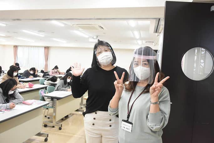 東京福祉専門学校さんのインスタグラム写真 - (東京福祉専門学校Instagram)「【こども保育科👶🍼】 こども保育科2年生が2週間の保育実習を終えて学校に帰ってきました👏久しぶりのクラスメイトにみんな笑顔😄✨  実習後振り返りの授業中では、実習先で気になった環境構成をマップ化し、発表しました💡どんな仕掛けや工夫がされているのかを説明する姿にみんな聞き入っていました！  2年生の成長していく姿に先生たちも感動していました🥺✨  #東京福祉専門学校 #こども #保育士 #幼稚園教諭 #保育実習 #実習生」11月30日 16時50分 - tokyo_fukushi