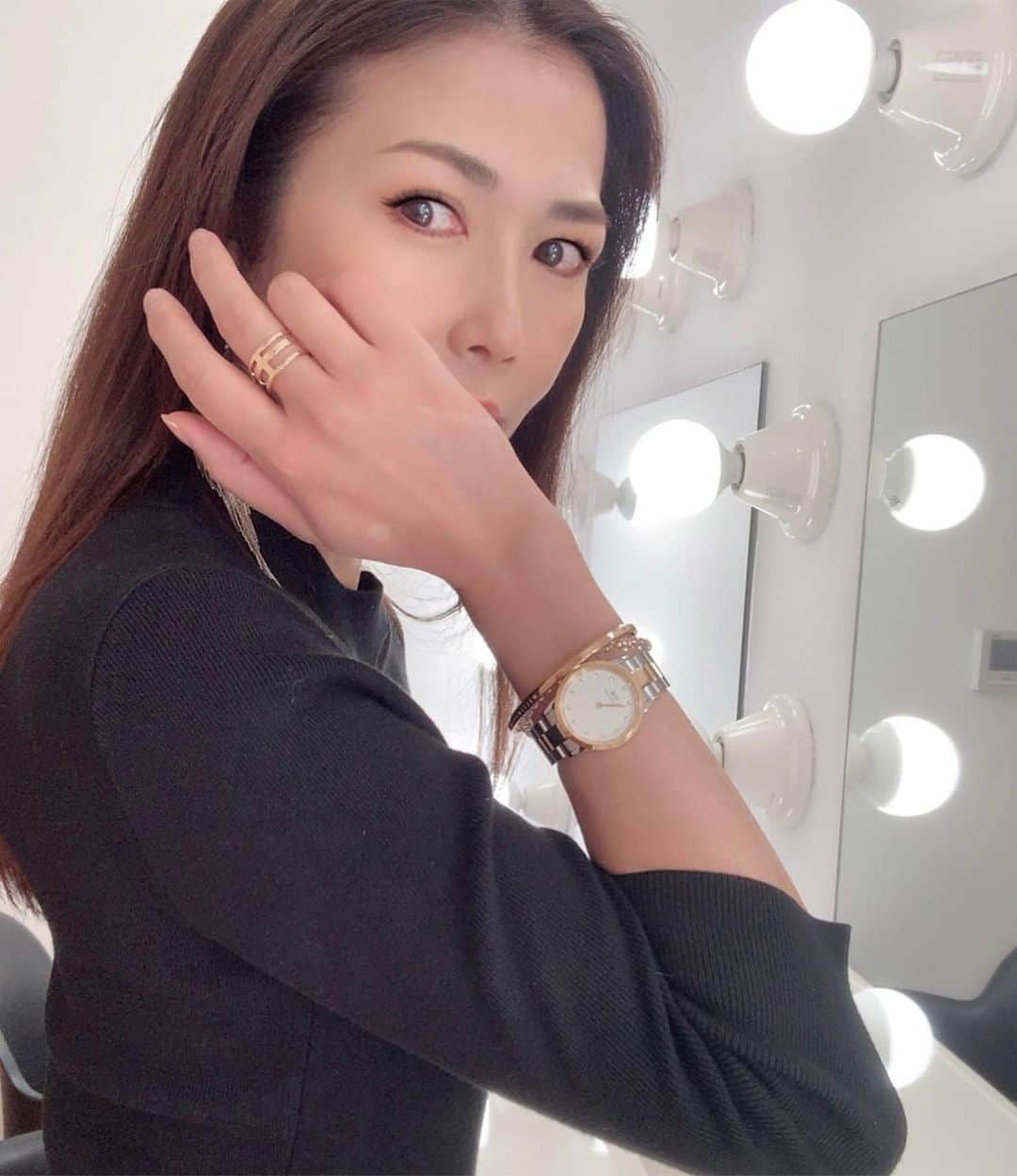 のインスタグラム：「冬のブラックコーデにも﻿ 合わせやすい﻿ ダニエルウェリントン(@danielwellington )の時計﻿ ﻿ 少し大きめのフェイスと﻿ コンビベルトが﻿ お気に入り♡﻿ ﻿ 太めのリングも合わせれば﻿ ハンサムに仕上がります♡﻿  ﻿ ﻿ 2020年最大の﻿ DW Black Fridayセールは﻿ 11月30日まで期間限定実施中！﻿ ﻿ お得にゲットできますよ💕﻿ ﻿ ＊公式サイトhttps://www.danielwellington.com/jp/﻿ やDW直営店舗にて最大50％OFF‼️﻿ ﻿ ★全品使用可15％OFFクーポンコード：【akayoko】でさらにお得💓﻿ ﻿ ﻿ @danielwellington #ダニエルウェリントン  #時計 #腕時計 #時計コーデ #時計好きな人と繋がりたい #デニムコーデ #fashion #リング #リングコーデ #バングル #pr #DWブラックフライデー﻿ ﻿ ____________________★_____________________﻿ 「在り方・歩き方・美しい所作」で﻿ あなたの存在そのものを輝きにする﻿ MUSEL Walking & Life﻿ ﻿ 👠レッスン申込みは @asaikayoko プロフィールURLから﻿」