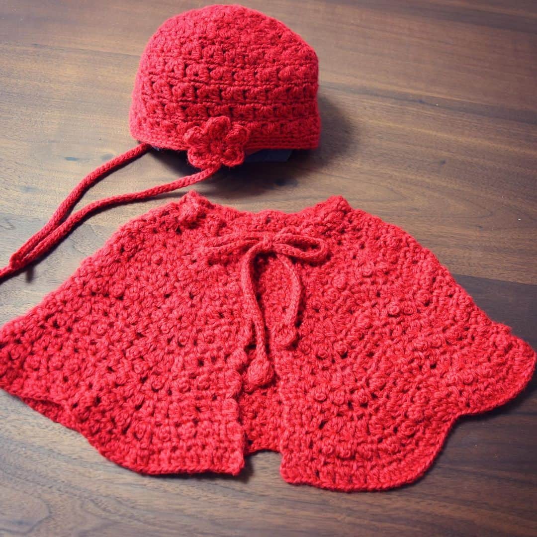 のインスタグラム：「I was asked by an acquaintance. 「The clothes in my neighborhood Jizo are old,so I’d like you to make a new one! Will you do me a favor?」 Of course willing！ So in the classic red, I made cap and cape by crochet. I also wore a flower decoration. So cute 💙　May a peaceful day come soon.I pray for Jizo. * 知人から「近所のお地蔵さんの帽子とケープが古くなってしまったので作ってもらえないかな？」と頼まれた。もちろん喜んでOKですよ✨ 定番の赤で！久しぶりにかぎ針…耳あてがわりにお花をあしらった🌸　可愛くできた〜喜んでくださるかしら？ 寒くなるから、これであたたまってくださいね。そしてどうか平穏な日々が戻ってきます様に…お地蔵様、お願いします💙  #crochet #jizostatues #jizō #crochetcape #crochetcap #おじぞうさん #かぎ針編み小物」