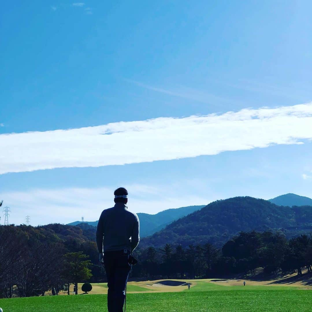 藤川球児さんのインスタグラム写真 - (藤川球児Instagram)「今日はゴルフデー⛳️ 変わった雲でした🙄 妻の撮影❗️ #kyuji22  #ゴルフ  #雲」11月30日 17時03分 - fujikawa_kyuji22