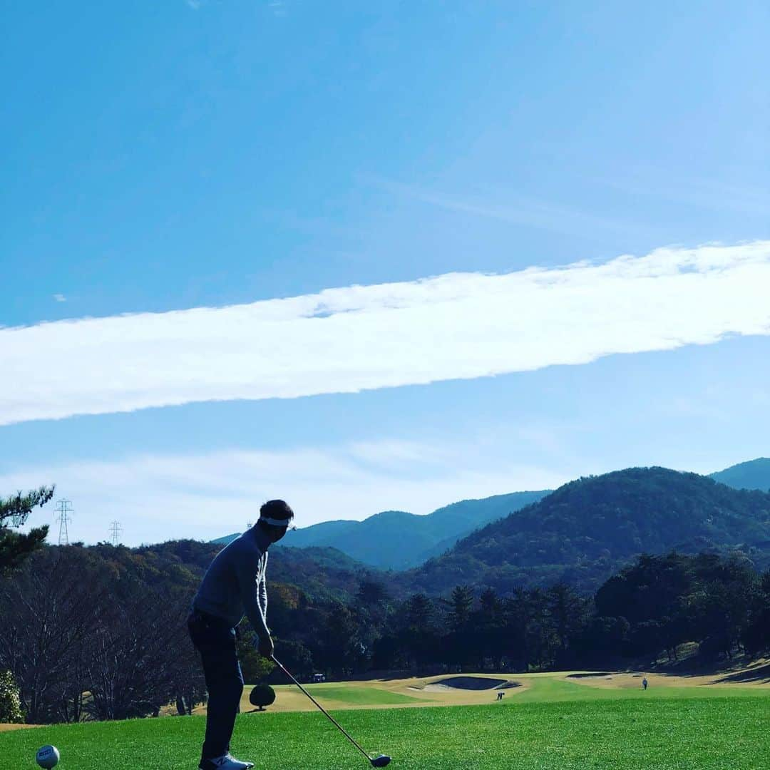 藤川球児さんのインスタグラム写真 - (藤川球児Instagram)「今日はゴルフデー⛳️ 変わった雲でした🙄 妻の撮影❗️ #kyuji22  #ゴルフ  #雲」11月30日 17時03分 - fujikawa_kyuji22