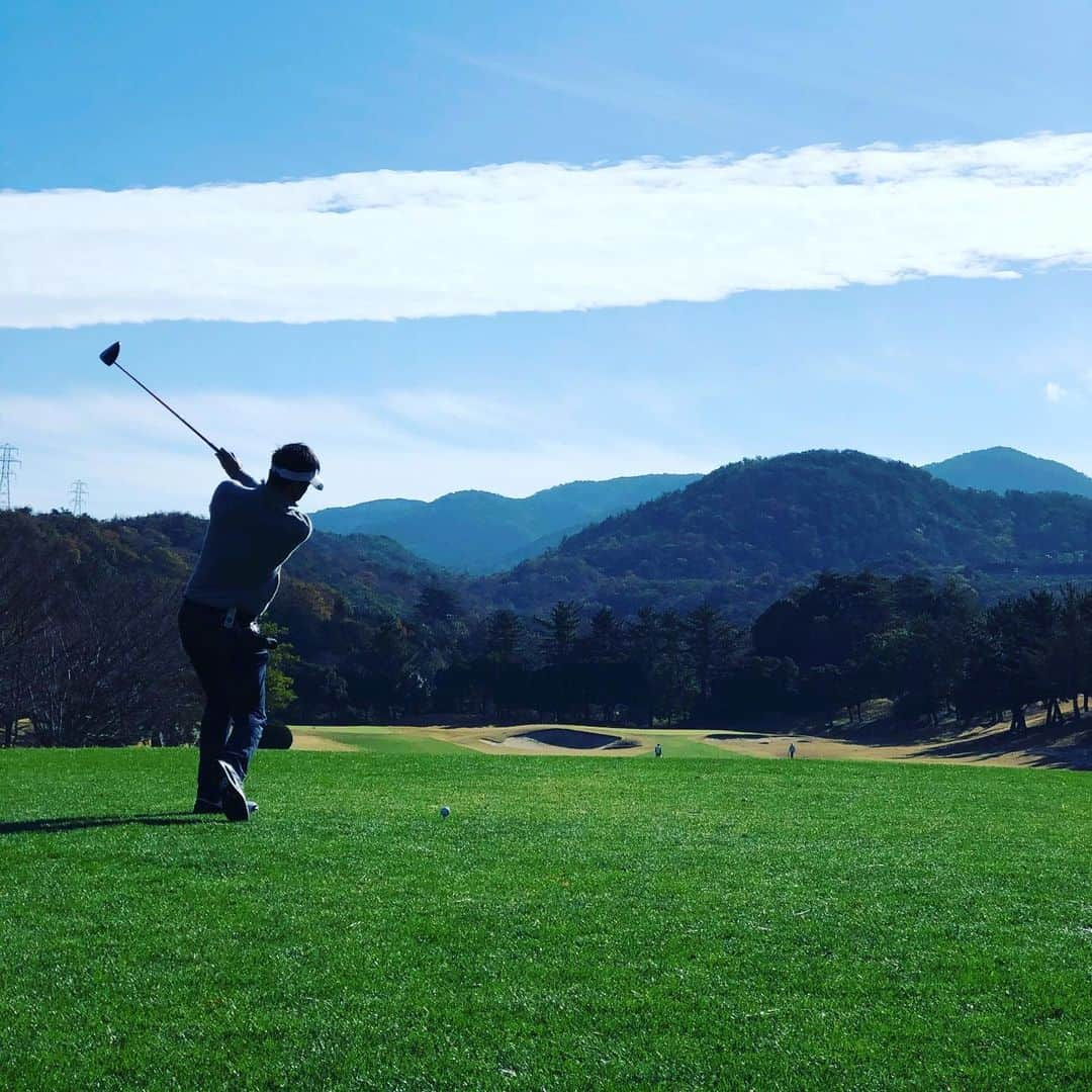 藤川球児さんのインスタグラム写真 - (藤川球児Instagram)「今日はゴルフデー⛳️ 変わった雲でした🙄 妻の撮影❗️ #kyuji22  #ゴルフ  #雲」11月30日 17時03分 - fujikawa_kyuji22