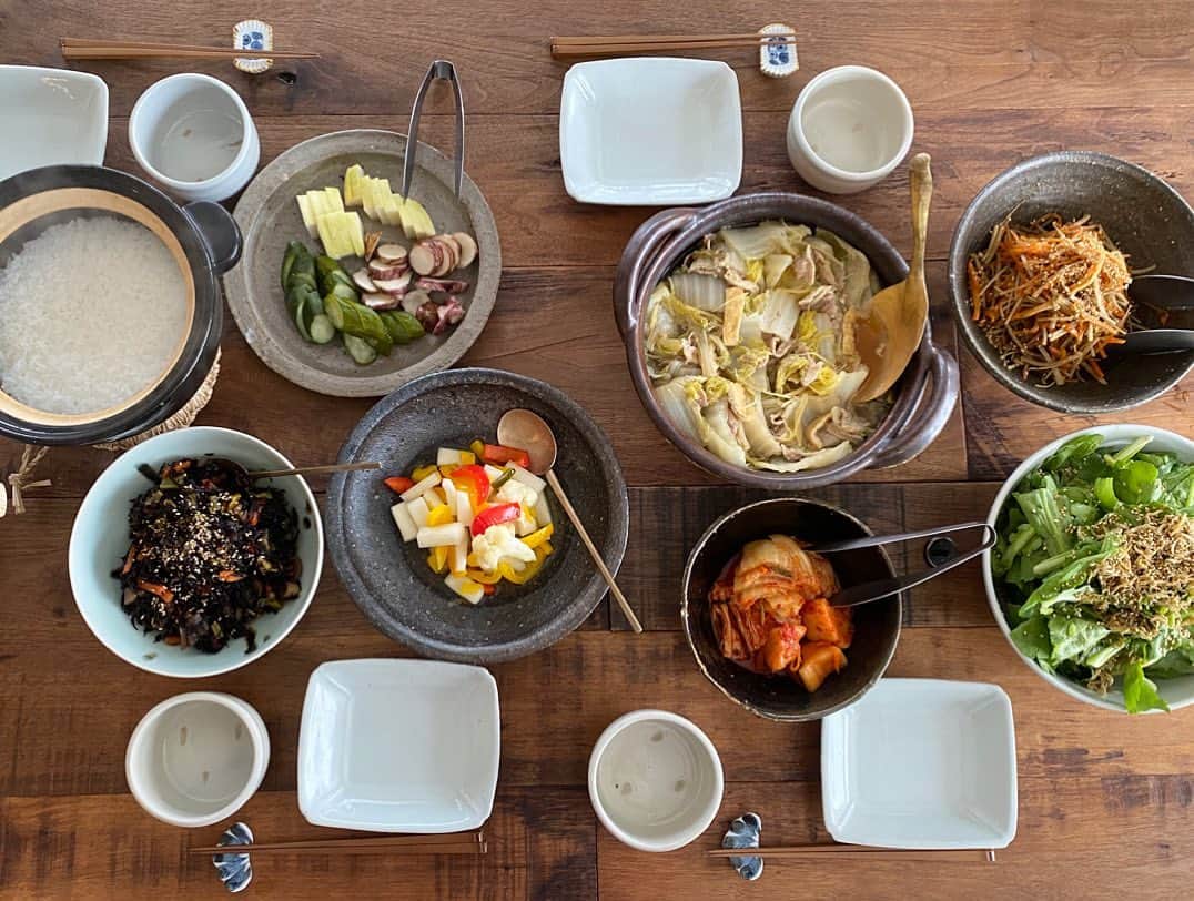 のインスタグラム：「ママ作のまかない 白菜、生姜、豚肉の重ね蒸し煮 京菊菜とじゃこのサラダ ひじき煮 きんぴらごぼう 野菜の甘酢漬け ぬか漬け #マイキムチ 土鍋ごはん🍚  中目黒#青家　で提供してたおばんざいを思い出す。 京都から届く食材で毎朝手作りしてた。あの日々のおかげで今がある。 ありがたくて、食べてて泣きそうになった❤️ #青山有紀」