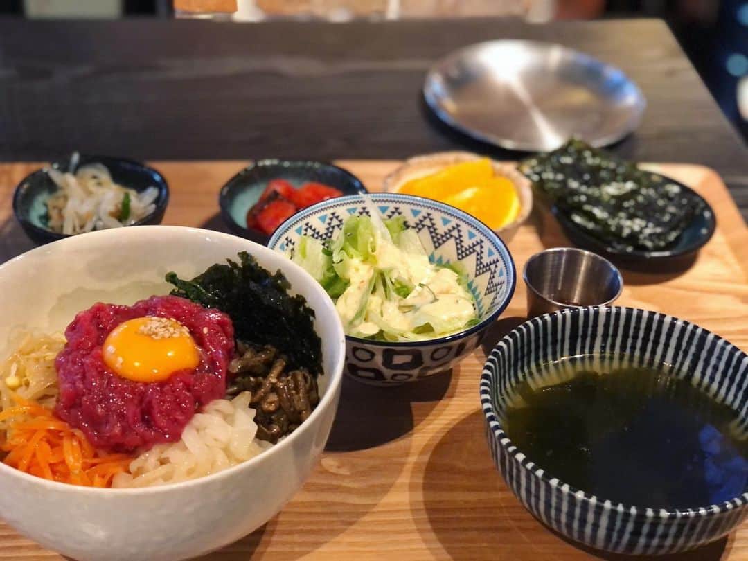 三宅智子さんのインスタグラム写真 - (三宅智子Instagram)「先程のチーズとんかつと同じ新大久保YOIさんのユッケビビンバ！  本当のお目当てはこちらでした♪  ユッケ好きな私には、たまらない美味しさでした💕  韓国海苔で巻いても美味しいし、セットのわかめスープも魚介の出汁効いてて、美味しかった！  #yoi #新大久保グルメ #24時間営業 #ユッケビビンバ #韓国料理」11月30日 16時56分 - tomoko1121m
