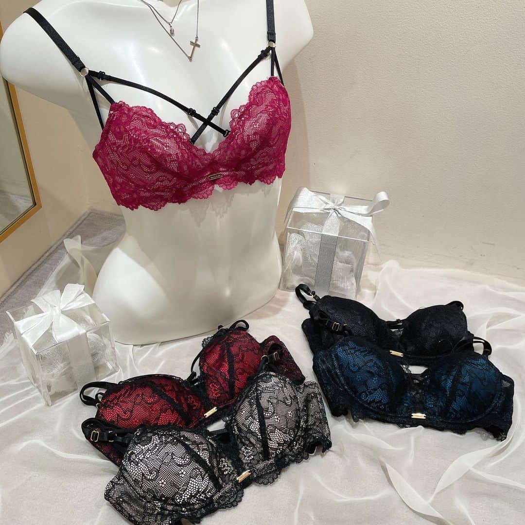 Ravijour札幌4丁目プラザ店のインスタグラム：「#onsale  おすすめのノンワイヤーブラ❤️ ノンワイヤーなのに盛れる‼️ RAVIJOURオリジナルの ファインレース パワーメイクブラ✨  詳しくはTOPのURLから飛んで ブログをチェックしてね☺️  #ravijour #ラヴィジュール #ravijourstaff  #ravijoursapporo  #ravijour_official  #札幌 #pivot #ピヴォ」