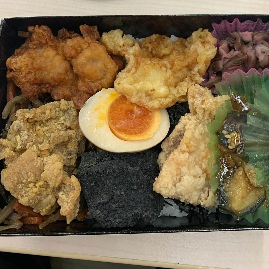 アイアム野田のインスタグラム：「【野田の脳内彼女よっちゃんへ】 テレビの仕事してきたよ！一緒に仕事した仲間と呑んで、電車で帰ってるよ！よっちゃんが明日休みだったら今日の話聞いてもらいたいからご飯行きたいけどなあ😊週の初めだし、また休日前に連絡するよ！」