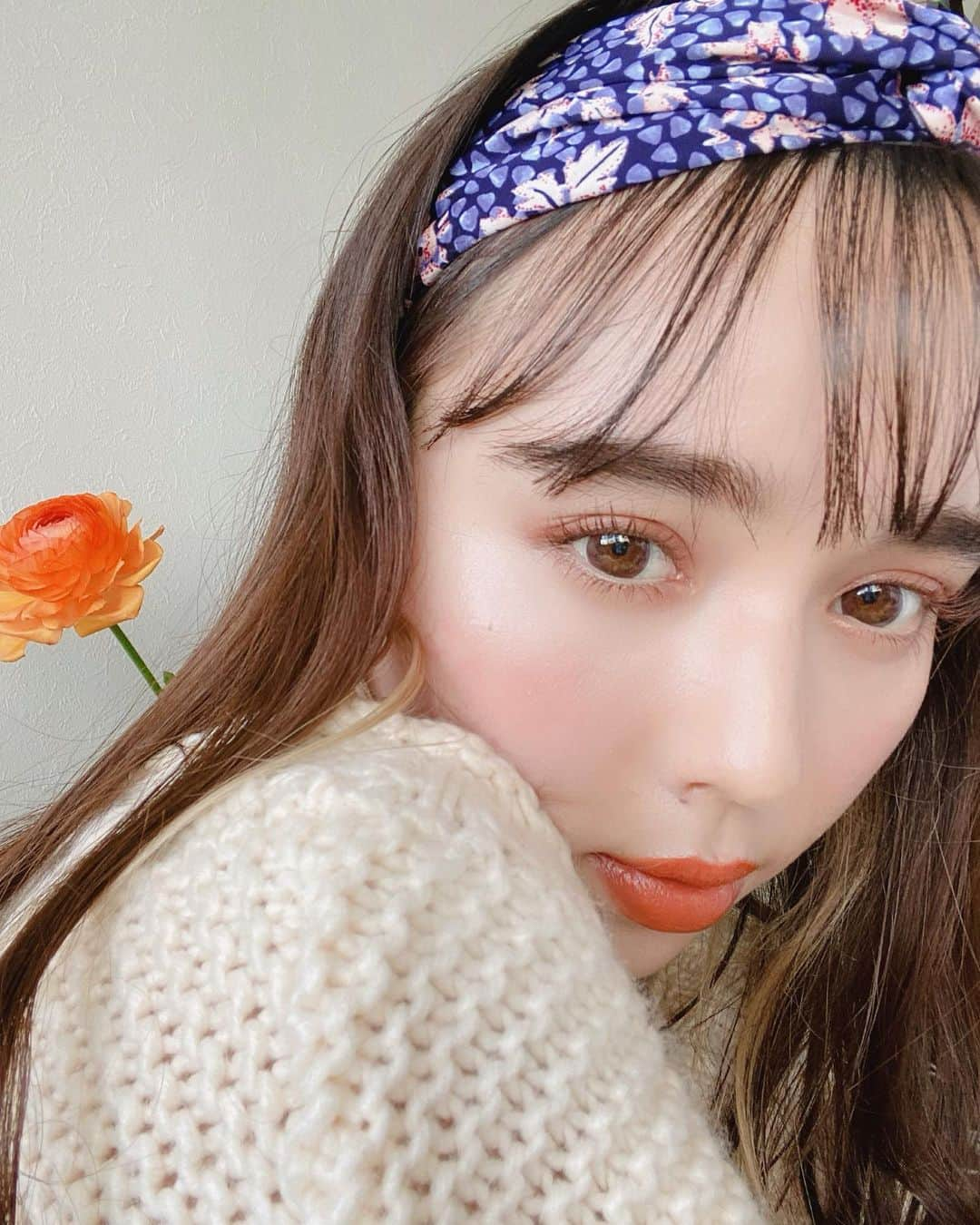 クレイトン愛さんのインスタグラム写真 - (クレイトン愛Instagram)「イエローオレンジのリップが最近の気分🌼🧡 ちょうど飾ってたお花と同じ色だった〜♡笑 ・ ・ 使ったのは、前回の投稿のETVOSのリップだよ😉🙏 ・ #あいメイク #メイク #コスメ #ビューティー #makeup #cosmetics #beauty #mineralcosmetics  #石鹸オフメイク #ミネラルコスメ」11月30日 17時00分 - clayton_ai