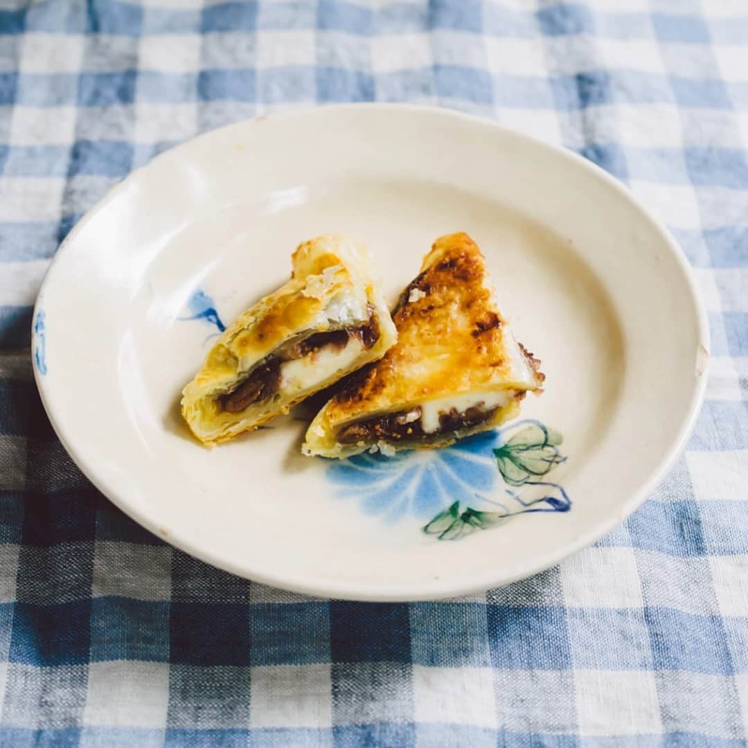 北欧、暮らしの道具店さんのインスタグラム写真 - (北欧、暮らしの道具店Instagram)「イチジクの酸味がたまらない、あんことクリームチーズのパイ . - - - - - - - - - - - - 本日は、料理家のエダジュンさんに教わった 冷凍のパイシートを使ったレシピのご紹介です♪ . - - - - - - - - - - - - ■ 酸味がたまらない、 あんことクリームチーズのパイ - - - - - - - - - - - - . 【材料（4個分）】 パイ生地　（19cm×19cm）　1枚 あんこ（市販）　80g ドライいちじく　3つくらい クリームチーズ　2ピース カシューナッツ　5粒（お好みで。なくても良い） 卵黄　1個分（パイのつなぎ用） . ❶ ドライいちじくは手で細かくちぎる。クリームチーズは半分に切る。カシューナッツは2~3つくらいになるようにくだく。 . ❷パイシートを半解凍させる。（室温や気温によりますが、大体5~10分ほどで使いやすいやわらかさになります） まな板の上に薄力粉（分量外）をふりかけて、三角形になるように4等分に切る。表面にフォークで10数個ほど穴を開ける。 . ❸ あんこといちじく、クリームチーズ、カシューナッツをのせて、溶いた卵黄を縁に塗り、生地を二つ折りにして重ねる。かぶせた表面にも残った卵黄を塗る。 . ❹ 200度に予熱したオーブンレンジに20~25分ほど焼いて完成です！ . - - - - - - - - - - - - ■ エダジュンさん： 「あんこだけでも甘くておいしいですが、 そこにいちじくとクリームチーズを入れることで 酸味が加わり、さっぱりした味わいを足せます。  さらにいちじくは歯応えもあるので、 食べていて楽しいですよ」 . 寒い時期になると特に おいしく感じるパイのレシピ。 ぜひみなさんも試してみてくださいね。 . #kitchen#kitchendesign#kitchenware#food#foodstagram#エダジュン さん#レシピ#パイ#パイシート#おやつ#おつまみ#キッチン#キッチン雑貨#台所#料理#台所しごと#家事#お買い物#シンプル#シンプルライフ#シンプルデザイン#お買い物#暮らしを楽しむ#日々の暮らし#北欧#暮らし#北欧暮らしの道具店」11月30日 17時00分 - hokuoh_kurashi