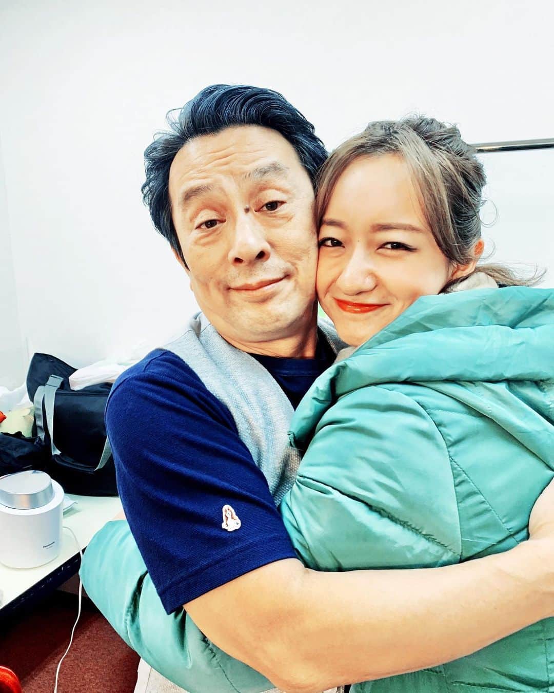倉田茉美のインスタグラム：「舞台くちづけおわりました！茉美〜♪って最後はみんなに仲良くしてもらえて幸せ者でした。 今日からはいつも通りの茉美として。 人生最っっっ高にたのしみやす！  また年始前に素敵なお知らせがあるんでよろしくぁぁあ！！！  #金田明夫さんとハグしておわり！最後はヒロインの藤子が描いてくれた似顔絵にゃ♡」