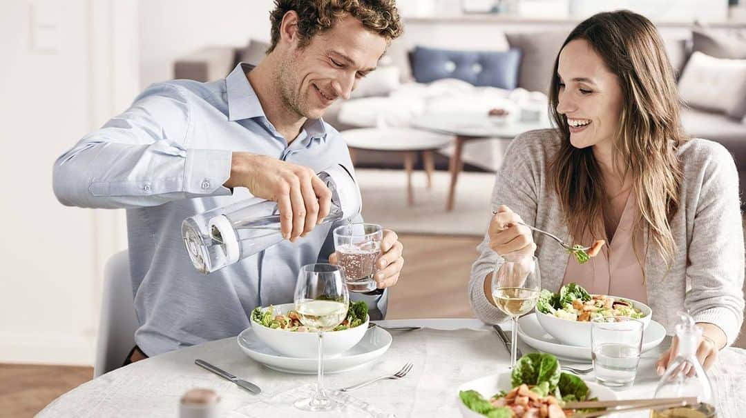 BRITA Japanのインスタグラム：「【自宅でのディナーにぴったりなフィルアンドサーブのご紹介】 Britaの製品に、テーブルコーディネートを損なわないこんなカラフェがあるのはご存知でしょうか？こちらのカラフェは、食卓でサーブしてもらうことを想定し、デザイン性にこだわり、シンプルさと使いやすさも追及しています。 また、水道水を入れる水受け部分はろ過が進むにつれて消えて見えるような設計を採用。遊びごころをくすぐり、ろ過時間中にも楽しさや驚きを与えてくれます。この水受け部が消えて見えるデザインは光の屈折を利用しています。 フィルアンドサーブのカートリッジは、ボトル型浄水器のと共通のマイクロディスク。ヤシ殻を原料とした天然の圧縮活性炭を使用し、水の味を損なう物質を効果的に除去しながらも、マグネシウムやカルシウムなどのミネラル分は、除去せずそのまま残します。 ぜひこれからの食卓にとりいれてみてはいかがでしょう？」