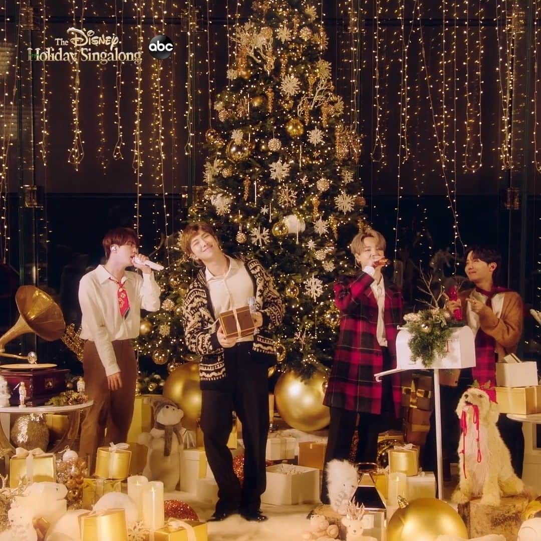 アメリカン・ブロードキャスティング・カンパニーのインスタグラム：「Tonight at 8|7c on ABC, the #DisneyHolidaySingalong is here with a sleigh full of stars like BTS, P!nk, Chloe x Halle, Ciara and more! 🎶 🎄 They'll be singing your favorite holiday songs with a touch of Disney magic. 💫」