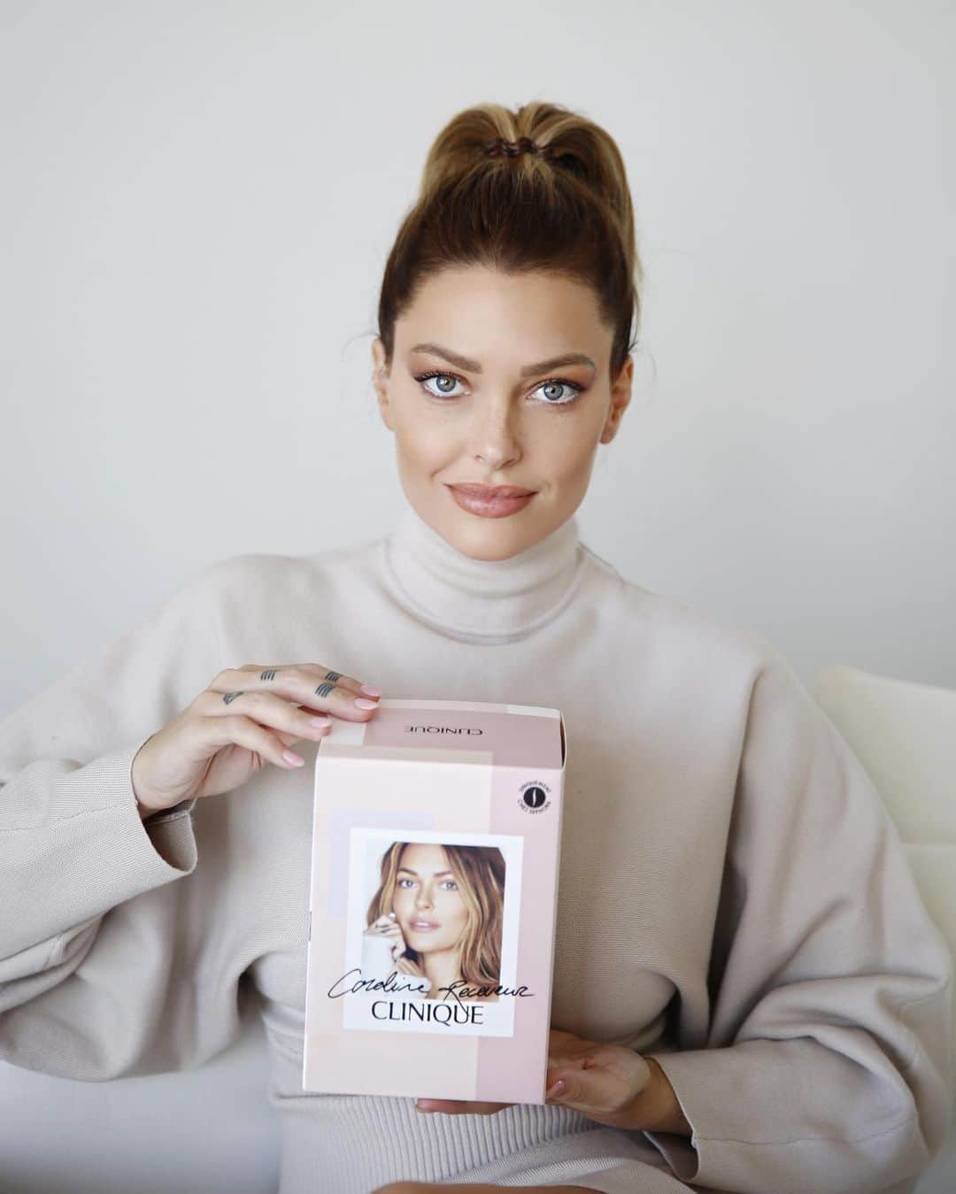 Caroline Receveurのインスタグラム：「Je suis trop heureuse de vous révéler ma nouvelle collab avec @cliniquefrance en exclusivité chez @sephorafrance! ✨ Voici donc mon coffret HYDRATATION IDÉALE pour les fêtes avec en cadeau mon Contour des Yeux All About Eyes et mon mini Masque Hydratant Nuit Moisture Surge pour l’achat du Clinique iD adapté à votre peau! ✨ Ces mêmes produits qui m’aident à chouchouter ma peau au quotidien et à l’hydrater en profondeur. Hâte d’avoir vos retours sur mon nouveau coffret CLINIQUExCAROLINERECEVEUR. J’espère sincèrement qu’il fera des heureuses pour les fêtes 🤍」