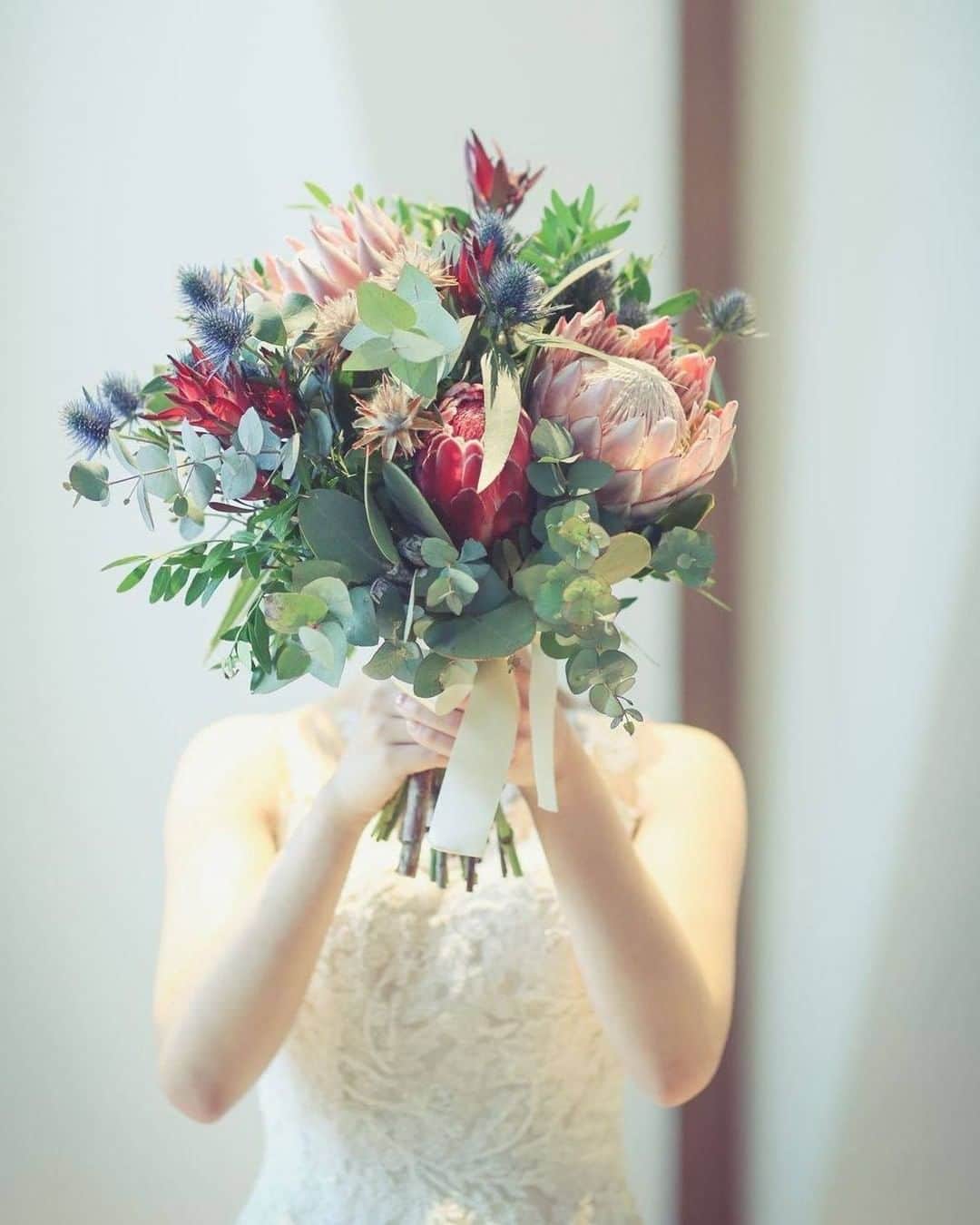 LAZOR_GARDEN_NAGOYAさんのインスタグラム写真 - (LAZOR_GARDEN_NAGOYAInstagram)「. ドレスに合わせたトータルコーディネート* 大ぶりなお花をアクセントに取り入れ 美しい花嫁姿に華を添えます＊ . ------------------ . @lazor_garden_nagoya をフォローし 『#ラソールガーデン名古屋』をつけて 検索してくださいね＊ . #スタイルズ花嫁 #lazorgardennagoya #ウェディングレポ #ブライダルハウスTUTU #ブライダルハウスチュチュ #プレ花嫁 #卒花 #披露宴 #令和花嫁  #日本中のプレ花嫁さんと繋がりたい #結婚式 #名古屋花嫁 #東海花嫁 #愛知花嫁 #ガーデンウェディング #邸宅ウェディング #ラソ組 #marryxoxo #DRESSY花嫁 #ブーケ #お顔隠しショット #チャペルフォト #撮影指示書 #ウェディングフォト #花嫁コーディネート #おしゃれ花嫁」11月30日 17時05分 - lazor_garden_nagoya