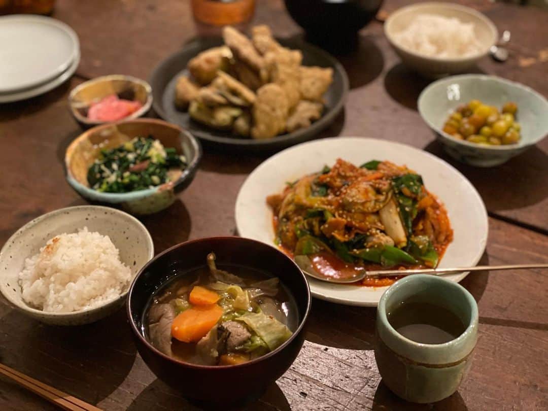 のインスタグラム：「晩ごはん よく発酵した#マイキムチ　とたっぷり九条ねぎで、牡蠣入り豚キムチ 蒸した里芋、山椒醤油で下味をつけたごぼう、パプリカ、牡蠣の玄米粉フリット 煎り銀杏 ちぢみほうれん草ナムル 根菜と干しきのこのお味噌汁  毎日よく食べてる😋 #寿養茶 #薬膳 #青山有紀 #青山有紀ごはん」