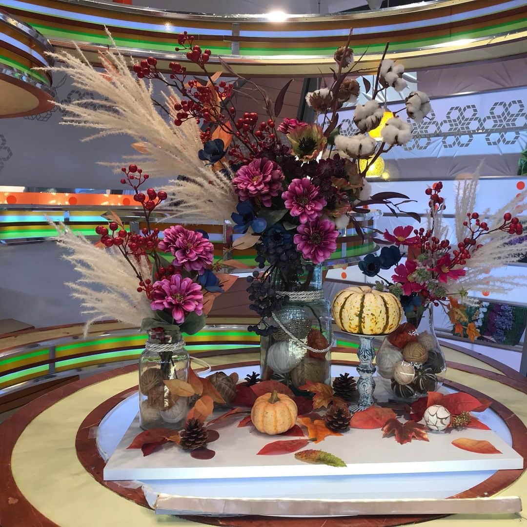 伊藤聡子さんのインスタグラム写真 - (伊藤聡子Instagram)「ひるおび！の衣装はHANAE MORI  ALMA EN ROSE のピンクの小さなドット柄ワンピースでした😊 スタジオのお花はシックなワインカラーを基調にした秋らしいアレンジメント💕 かんさい情報ネットten. は、NOLLEY'Sのマスタードのワンピースにお花ブローチを合わせました😊 最後は道端で出会ったブローチのようなオレンジのお花🧡 #ひるおび#hanaemori#アルマアンローズ#伊藤聡子」11月30日 17時08分 - satokoito73