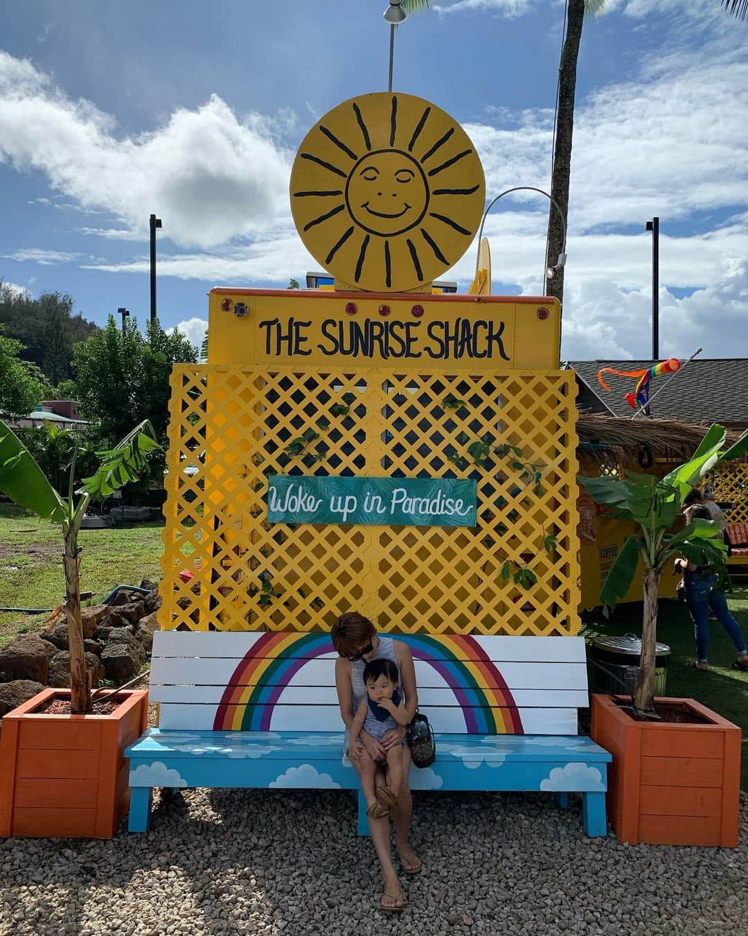 間瀬ゆきのインスタグラム：「Sharks coveに大好きな @sunriseshack がオープンしたのを知って行ってきた💛  やっぱりかわいくて好き❤ ワイキキにもあるけど、 やっぱりフードトラックの方が雰囲気あるよね🌈  今日飲んだスムージー、 どっちもおいしかった💜  また絶対行こ✨  #thesunriseshack #sunriseshack  #サンライズシャック #hawaii #hawaiilife #luckywelivehawaii #maseyukihawaii #ハワイ #ハワイのオススメ店」