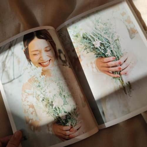 のインスタグラム：「本日ご紹介するのは、 𝓶𝓪𝓴𝓸 (@m222_u)さまの作品💝 雰囲気バツグンの 結婚式前撮りアルバムです👰 . 『ウェディングアルバムは ずっとつくりたいと思っていました。 今回は大きめサイズで ページ数が豊富なフォトブックに チャレンジしてみました✨ . 配置する写真の大きさが選べて レイアウトの種類も豊富だったので できあがるのを 楽しみにしていました！ すべての方に おすすめしたいです☺️』 と、𝓶𝓪𝓴𝓸 (@m222_u)さま🌿 . おしゃれなお写真が 随所に散りばめられていて 素敵なこだわりが見えるのが とてもGoodな一冊です😍 まるで、雑誌のような仕上がりに💐 . こちらの作品は B5判変形、大きめサイズの GRAPH120ページで つくられています🦋 一眼レフやデジカメで撮影した お写真をまとめるなら、 GRAPHで迫力ある一冊に してみるのがおすすめです🥰 . 𝓶𝓪𝓴𝓸 (@m222_u)さま、 今回は素敵な作品を ありがとうございました🙌 . #photoback #フォトバック #フォトアルバム #フォトブック #フォトブックづくり #アルバム #photo #写真 #photoback作品紹介2020 #GRAPH #写真整理 #思い出 #結婚式 #結婚 #ウェディング #前撮り #前撮りアルバム #ウェディングアルバム #結婚アルバム #一生の宝物」