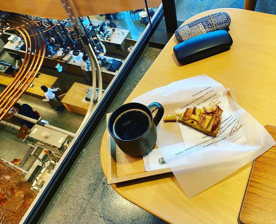小川真司さんのインスタグラム写真 - (小川真司Instagram)「気分を変えてカフェで仕事。 #starbucksreserveroasterytokyo」11月30日 17時20分 - maguromaru34