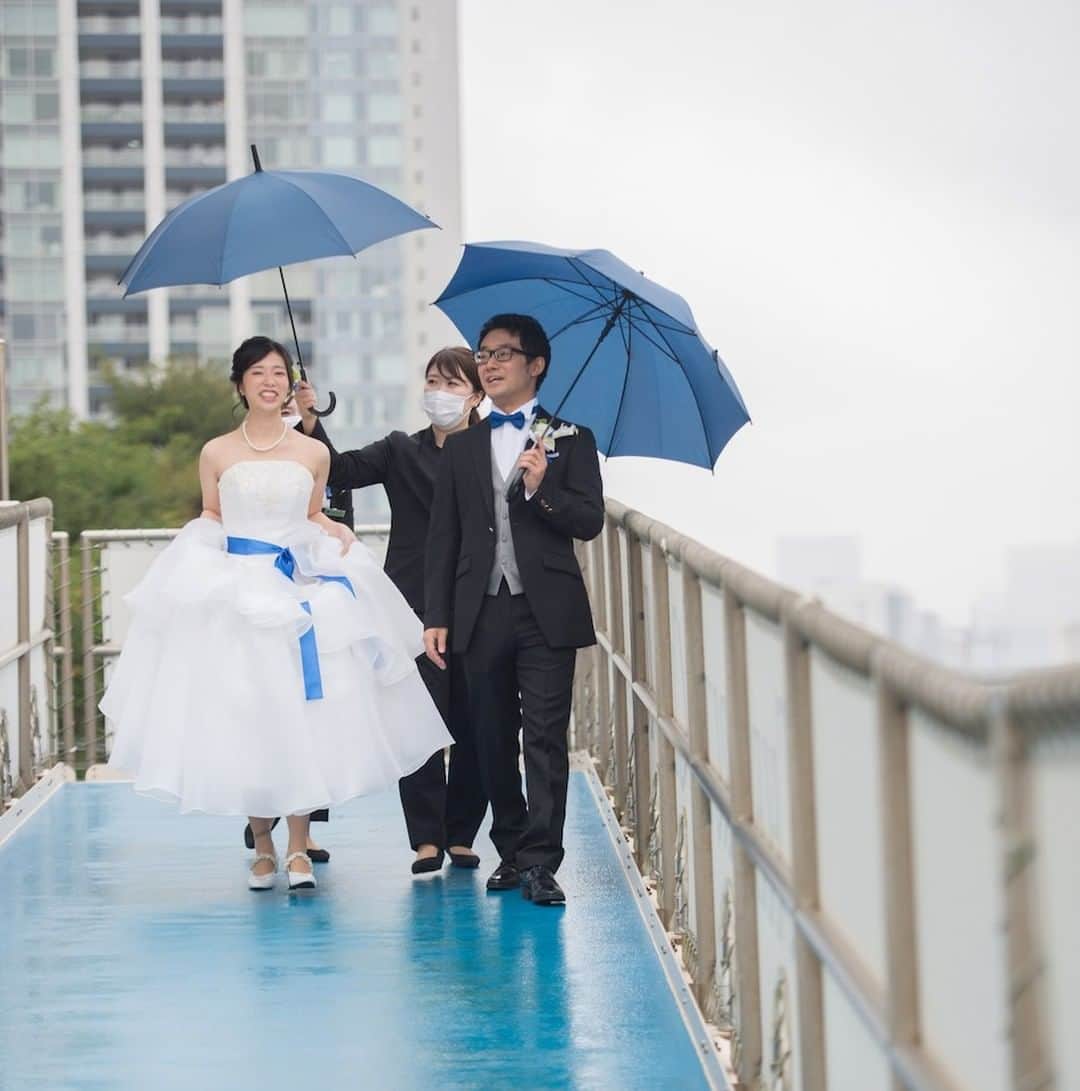 【公式】小さな結婚式さんのインスタグラム写真 - (【公式】小さな結婚式Instagram)「@petit.wedding をフォローしてね♩  #小さな結婚式 をつけてのお写真投稿も大歓迎です♡  こちらの公式IGでリグラムさせていただきます＊  .  雨の日の結婚式もおふたりを しっかりとサポートします◎ 結婚式がいつもまでも色褪せることのない 素敵な思い出になりますように。 . >>#小さな結婚式品川店 . ———————  #小さな結婚式  #petitwedding  #ラヴィファクトリー #前撮り #結婚式  #プレ花嫁 #卒花  #アットホーム  #少人数 #家族婚  #少人数結婚式  #ウェディング  #wedding  #weddingdress  #花嫁 #挙式 #結婚式準備 #式場探し  #日本中のプレ花嫁さまと繋がりたい  #結婚式の思い出に浸る会  #結婚準備 #東京花嫁 #披露宴 #雨 #ウェディングドレス #ウェディングフォト #雨の日ウェディング #花嫁コーディネート」11月30日 17時20分 - petit.wedding