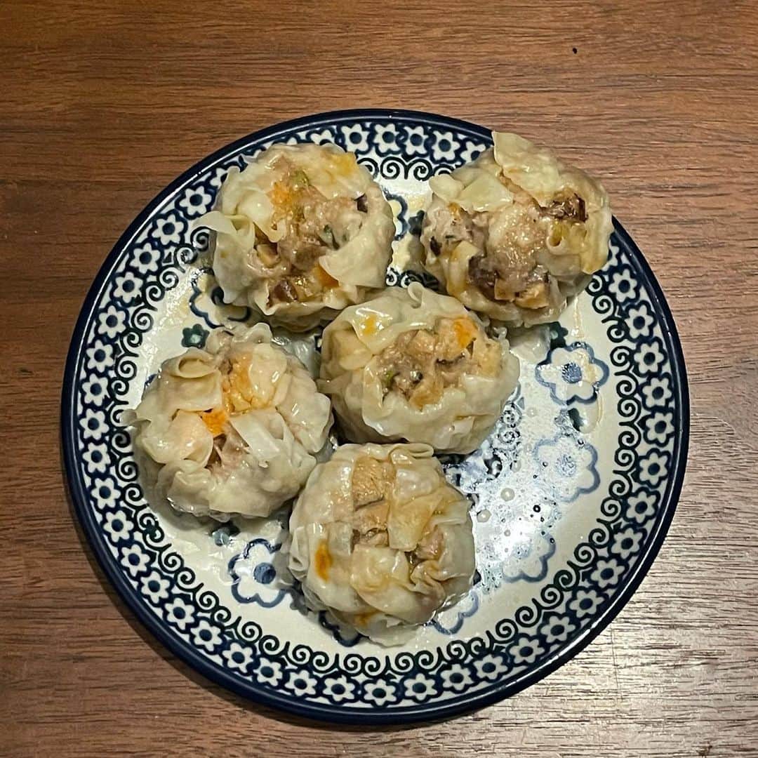 浅野忠信のインスタグラム：「美味しいシウマイいただきます！ ありがとうございます！」