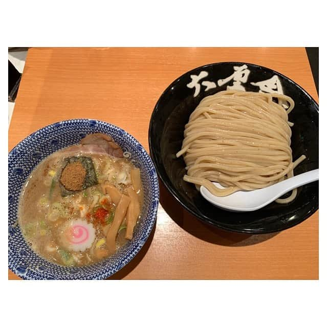 福本愛菜さんのインスタグラム写真 - (福本愛菜Instagram)「食べ応えのあるしっかりとした食感の極太麺をつけ汁につけて🤤💓麺だけでも香りがすごかった✌️ . どろっとしたつけ汁が濃厚でこれまた美味しい☺️ちゃんと麺に絡んでくれるので、つるつるっとあっとゆう間に完食🙏 . 並でもなかなかのボリューム👏. 最後にスープ割りもいただいて大満足でした🤗 . . #東京 #東京駅 #ラーメン #東京ラーメンストリート #六厘舎 #ラーメン好きな人と繋がりたい #つけ麺 #つけ麺好きな人と繋がりたい」11月30日 17時13分 - aina_fukumoto