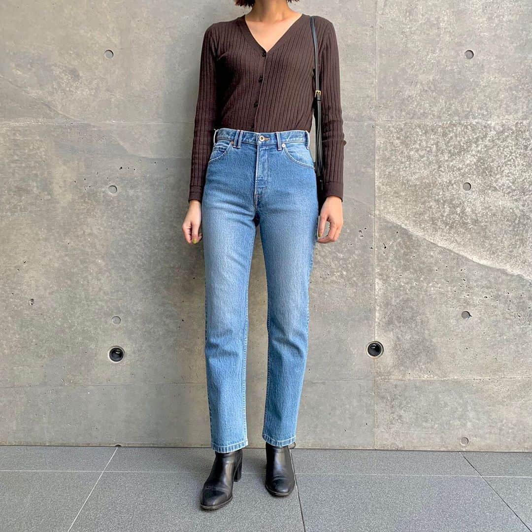 Moname Official Instagramのインスタグラム：「. 女性らしく、デニムらしく。 フラットなステッチ使いやディティールで、 クールな大人顔のジーンズに仕上げたスリムストレート👖✨ 薄いライトブルーは 今季流行の白ブーツとも相性抜群です。 . Slim Straight No.41191005 col.LBL ￥16,000+tax . height 165cm . #moname #20AW #デニム #コーデ #モナーム #denim#Moname_code#jeans#デニム#ストレッチデニム#美脚#デニムコーデ#ジーンズ好き#デニムパンツ#デニム女子#フレンチカジュアル#ootd#大人カジュアルコーデ#シンプルコーデ #今日のコーデ#160cmコーデ#きれいめカジュアル#大人かわいい#大人カジュアル#大人キレイ#大人コーデ#大人シンプル#ストレート#ニット#黒ブーツ#ブーツ」