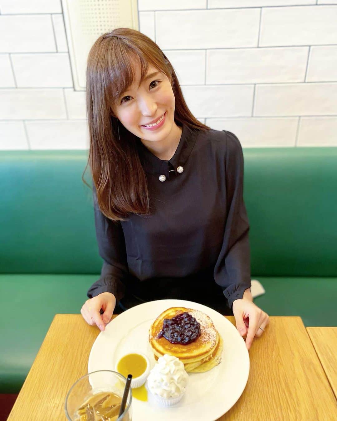 小林真由のインスタグラム：「外でのパンケーキはもう〜〜久しぶり。﻿ 朝一番に行ってきました🥞🍴﻿ ﻿ 使ってる口紅はSHIROの﻿9101 ナチュラルな発色が可愛いピンクベージュ。﻿ やっぱりデイリーはこういう色味が落ち着きます🍑﻿ ﻿ ﻿ ﻿ #ファッション #コーデ #ママコーデ #女の子ママ #男の子ママ #ママライフ #コーディネート #2歳 #生後3ヶ月 #ベビー #二人育児 #カフェ #表参道 #クリントンストリートベイキング #コスメ #秋コスメ #デパコス #口紅 #シロ #shiro」