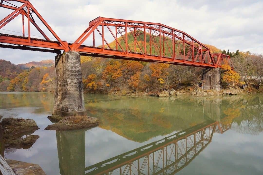 のインスタグラム：「【釜ノ脇橋梁】  晩秋の川面に、趣きのある鉄道橋が映ります。釜ノ脇橋梁は、大正2年に、日本で初めて両側から少しずつ橋を延伸し、中央で連結する〝カンチレバー工法〟によって架けられた歴史的鋼橋です。阿賀野川は水量が多く足場を作れないため、当時の日本としては画期的なこの工法が導入されました。  #釜ノ脇橋梁 #JR磐越西線 #喜多方市  #会津 #福島県 #kitakatacity #fukushima #traveljapan #futurefromfukushima #ふくしまからはじめよう #新しい生活様式からはじめよう」