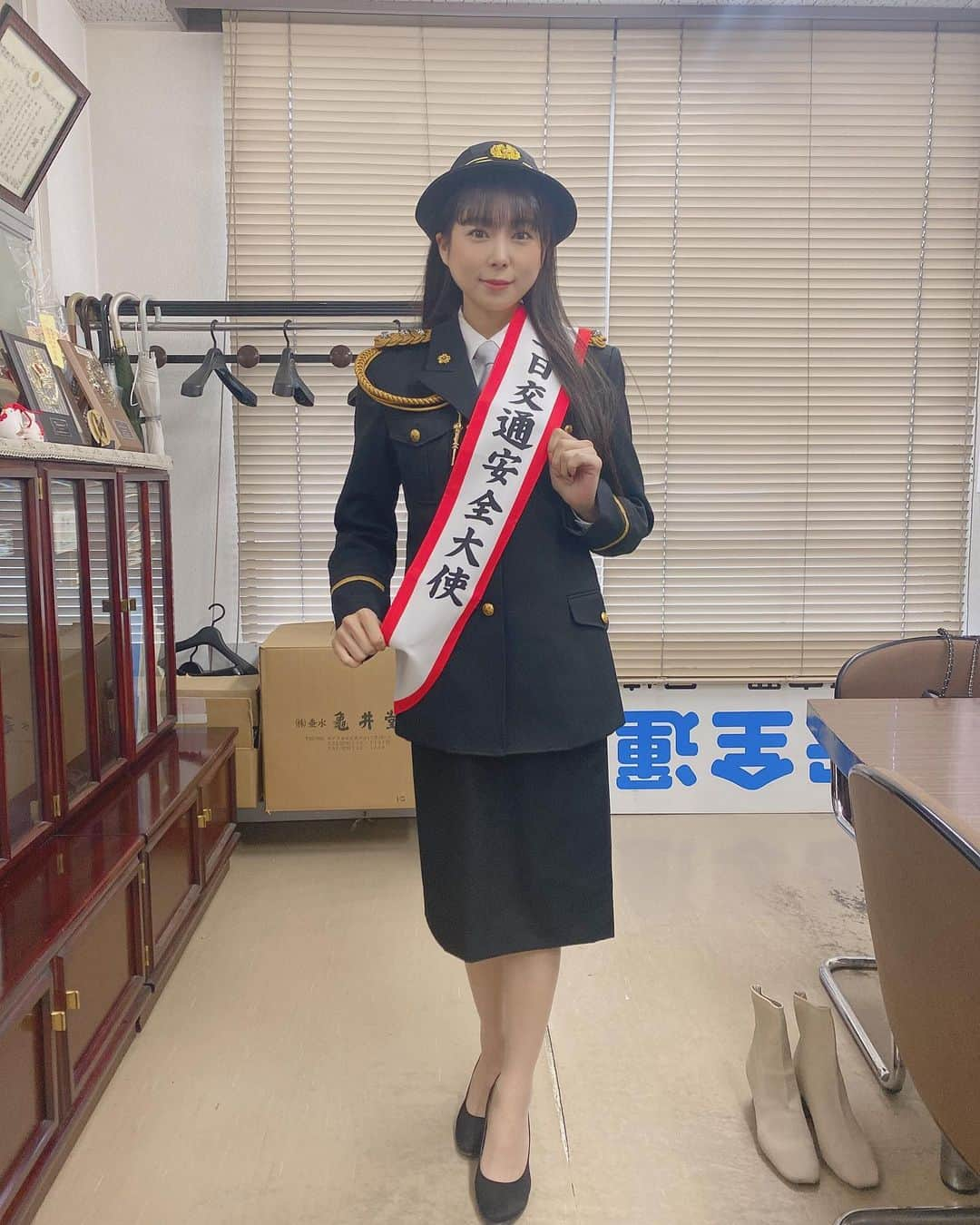 佐藤夢さんのインスタグラム写真 - (佐藤夢Instagram)「なんと！！！ 兵庫県尼崎北警察署の一日交通安全大使を務めさせていただきました👏✨ 本物の礼服を着させていただき、交通安全宣言やパトカーに乗ってマイクで交通安全のお知らせしたり、白バイに載せていただいたりと他にも沢山の貴重な業務を体験させていただきました！ 尼崎北警察署の皆様も凄く暖かい人達で笑顔で迎えて下さりとっても仲良くしていただきました🥺 もうどの体験も感動で言葉にするのが難しい！！  貴重な体験で一生の思い出。  まだまだお写真あるので後ほど！  #一日交通安全大使 #尼崎北警察署　#園田競馬　#グラビア　#SKNフラッシュ8 #おはもんもん　#軟乳　#夢ハウス　#交通安全　#いかのおすし」11月30日 17時16分 - dreamsatoo