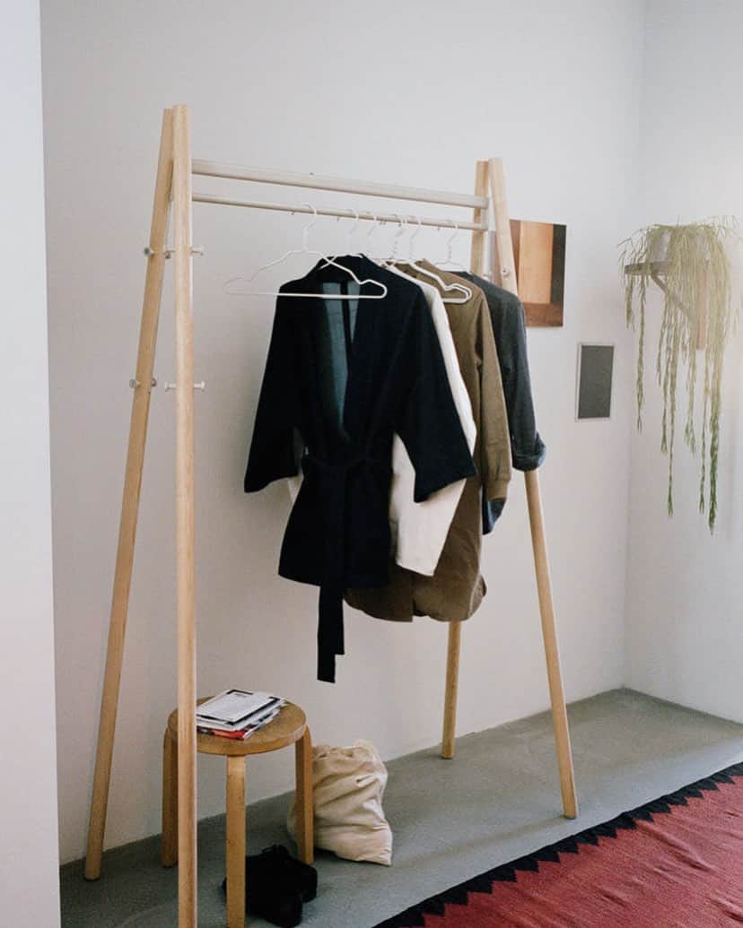 Artekさんのインスタグラム写真 - (ArtekInstagram)「A helping friend for the transition between coats and seasons: Kiila Coat Rack is constructed of solid ash, connected by a horizontal rack of bent sheet steel. Pins double as hooks so you can add your bags, accessories or whatever else you have to leave – or take. #kiilacoatrack」11月30日 17時18分 - artekglobal