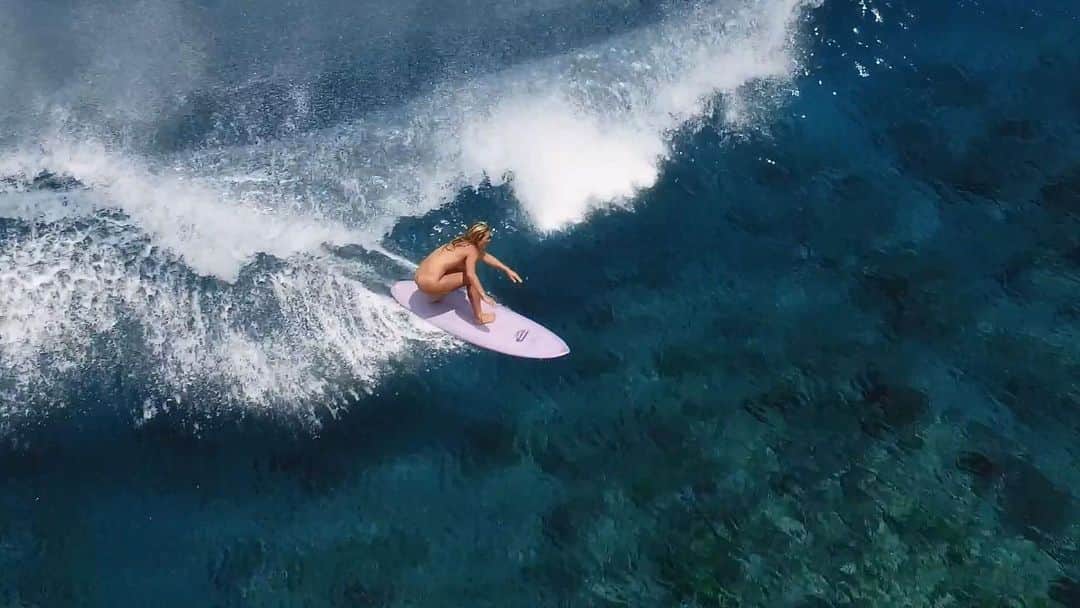 フェリシティー・パルマティアーのインスタグラム：「The locations we shot Skin Deep in are some of my favourite in the world. Hawaii, Fiji, East Coast Australia … but a couple in particular, North West and South West WA, I am most fond of. This frame grab is North West WA. The day we were shooting at this wave I shared the line up with a whale and her calf and then a shark or two a bit later on - which the boys decided would be best not to tell me until after the surf 😂 frame grab: @chris.whitey #FlickPalmateerSkinDeep」
