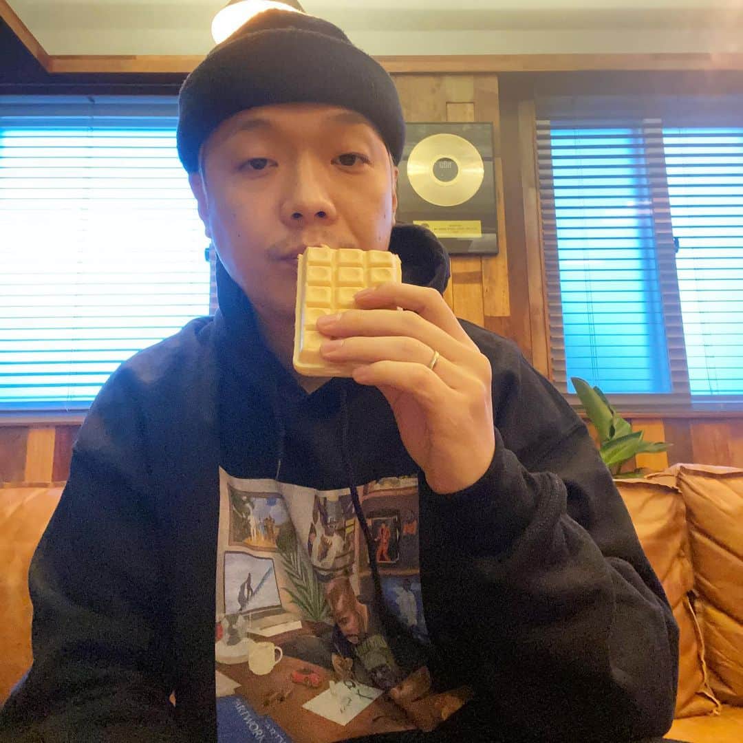 Paloaltoのインスタグラム：「성수동 민심 너무 좋네.. 마트에서 뭐 좀 사고 나오는 길에 어떤 청년이 와플 아이스크림 줌」