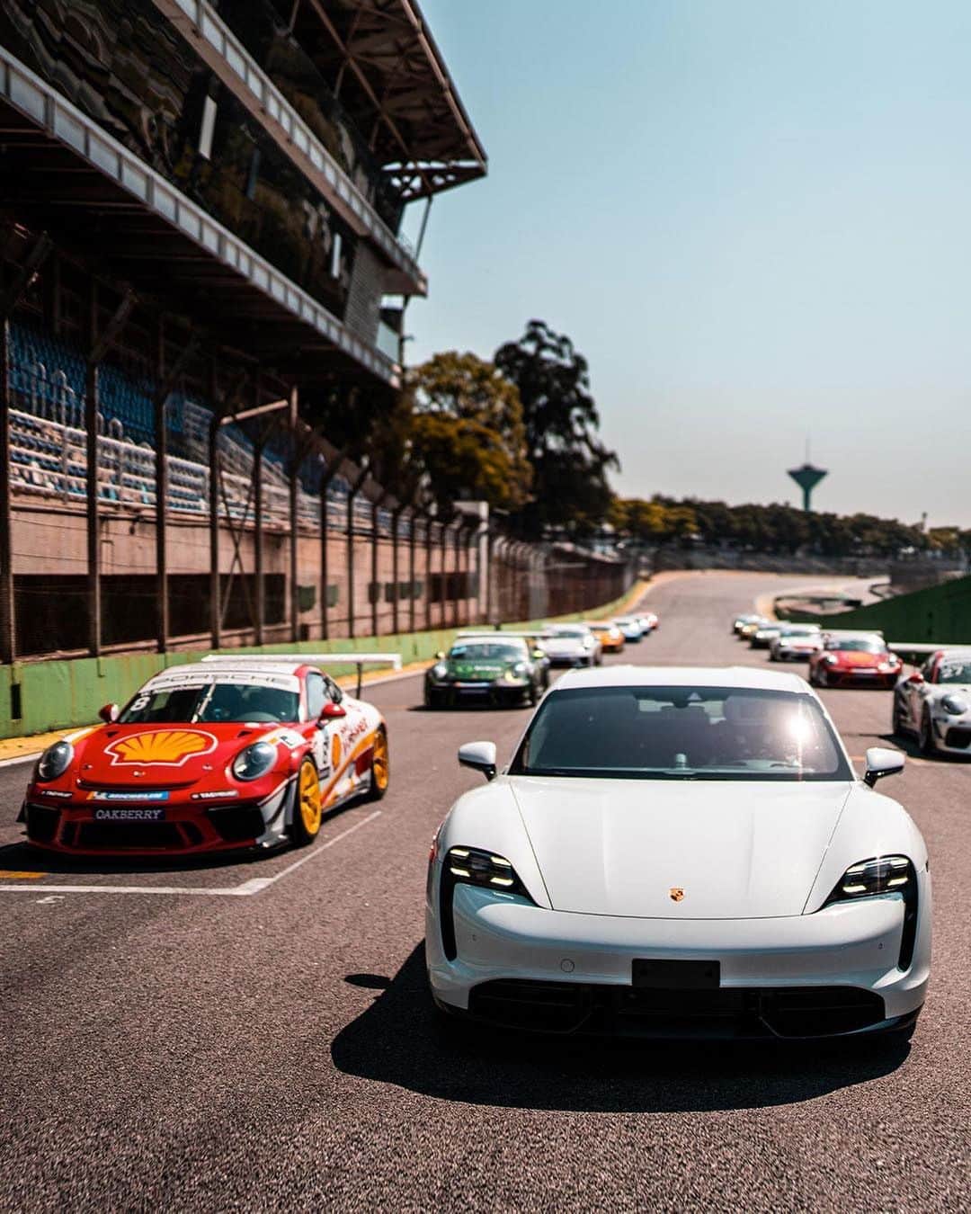 Porscheさんのインスタグラム写真 - (PorscheInstagram)「Welcoming a new area of electromobility to Brazil in tow with the Porsche Taycan. @porschebrasiloficial took to one of the world's most renowned F1 racetracks - Interlagos - to pit the Taycan against these GT3 Cup Cars in a friendly race. __ Taycan Turbo S: Electricity consumption combined: 28,5 kWh/100 km; CO2 emissions combined: 0 g/km I https://porsche.click/DAT-Leitfaden I Status: 11/2020」11月30日 17時22分 - porsche